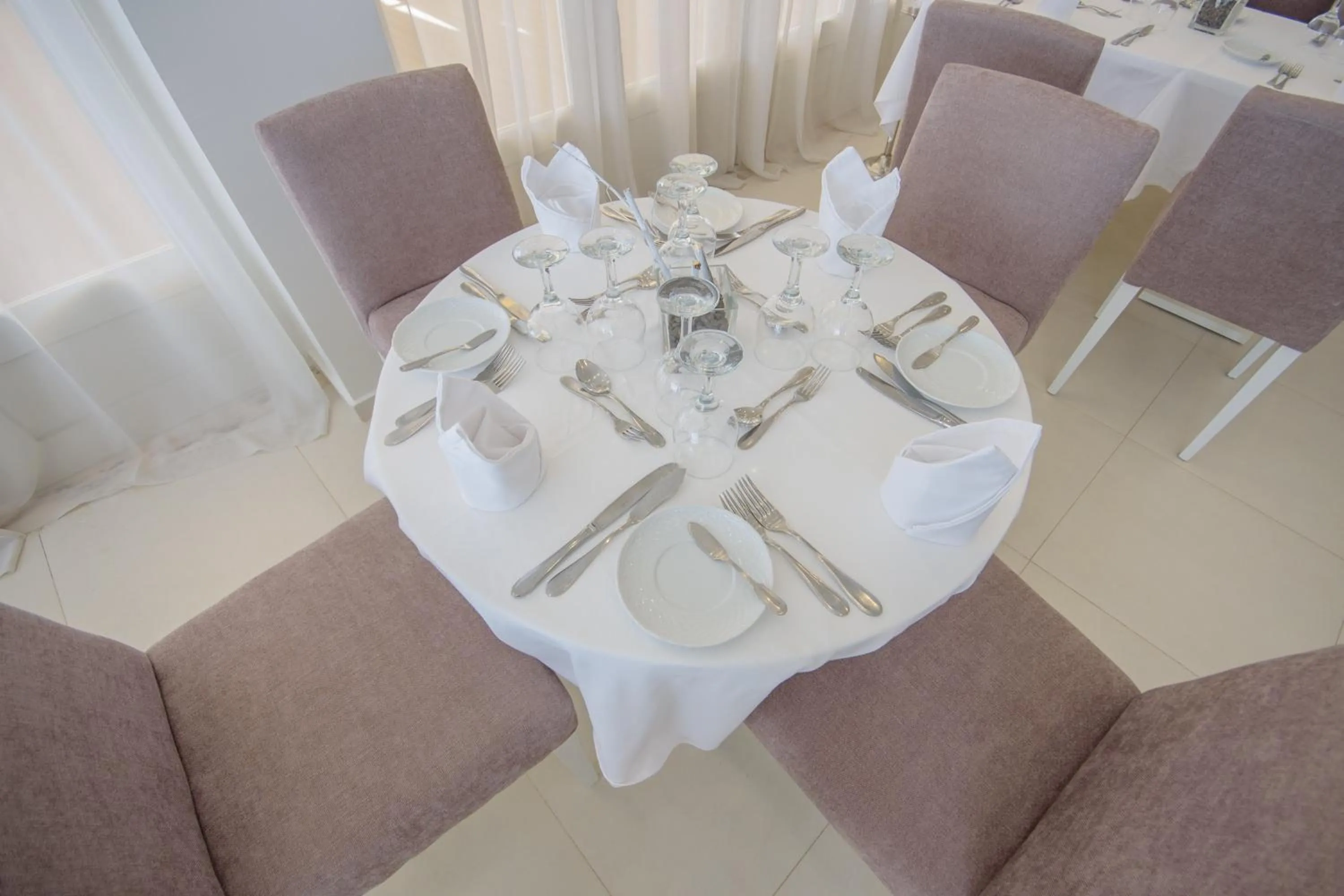 Restaurant/places to eat in Oasis Porto Grande