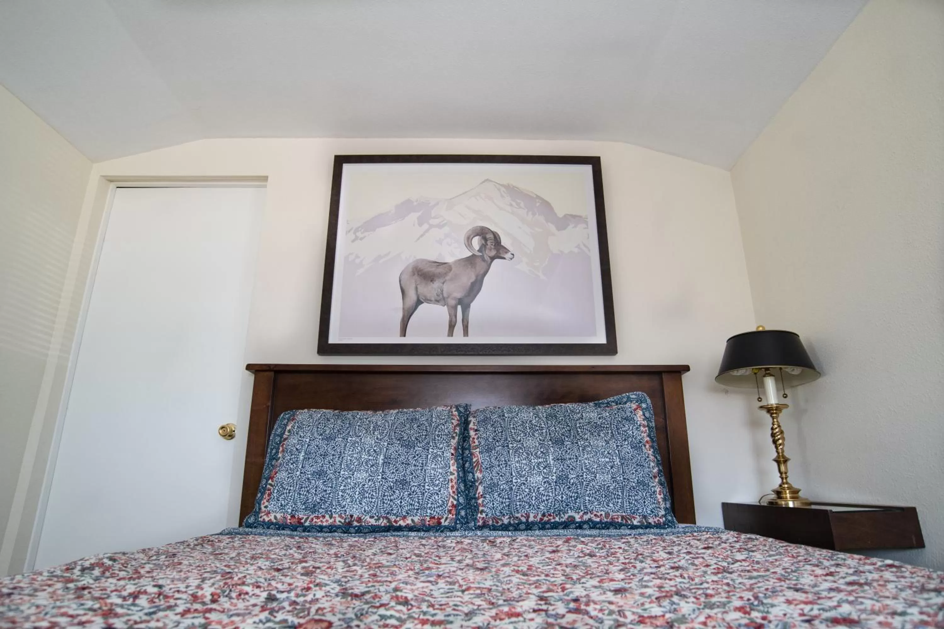 Bed in Mt Williamson Motel and Basecamp