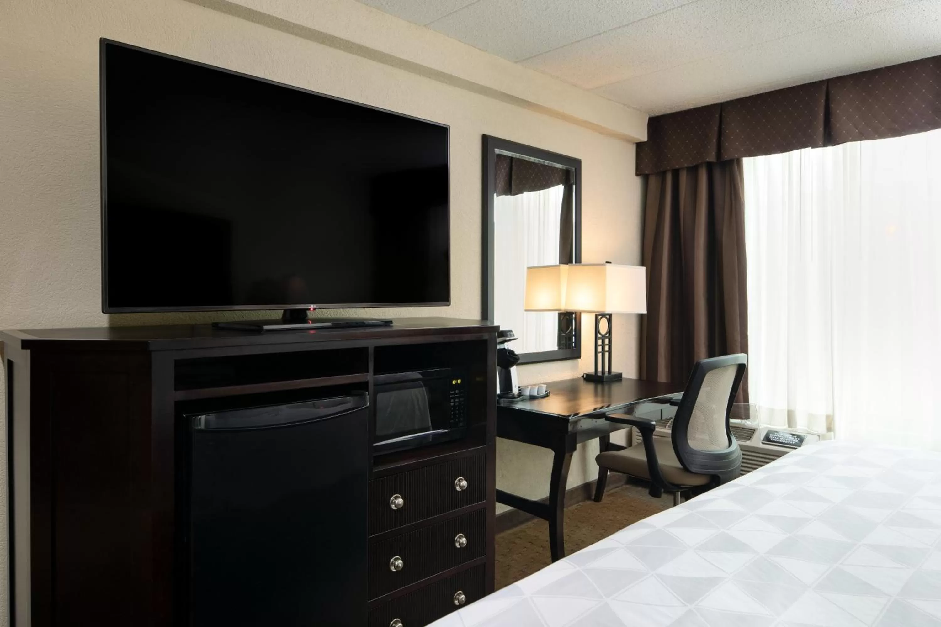 Photo of the whole room, Bed in Holiday Inn and Suites Charleston West by IHG
