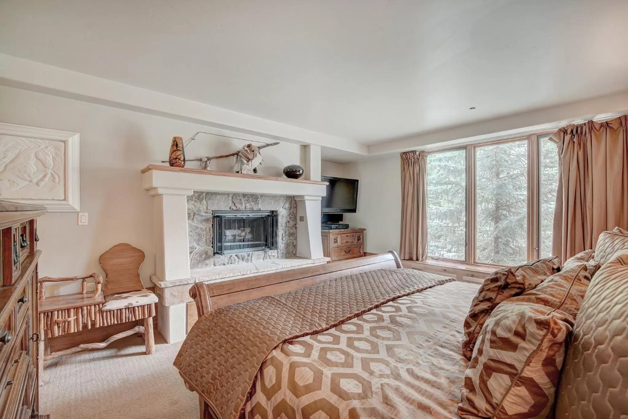 Photo of the whole room, Bed in The Pines Lodge, a RockResort, by Vail Resorts