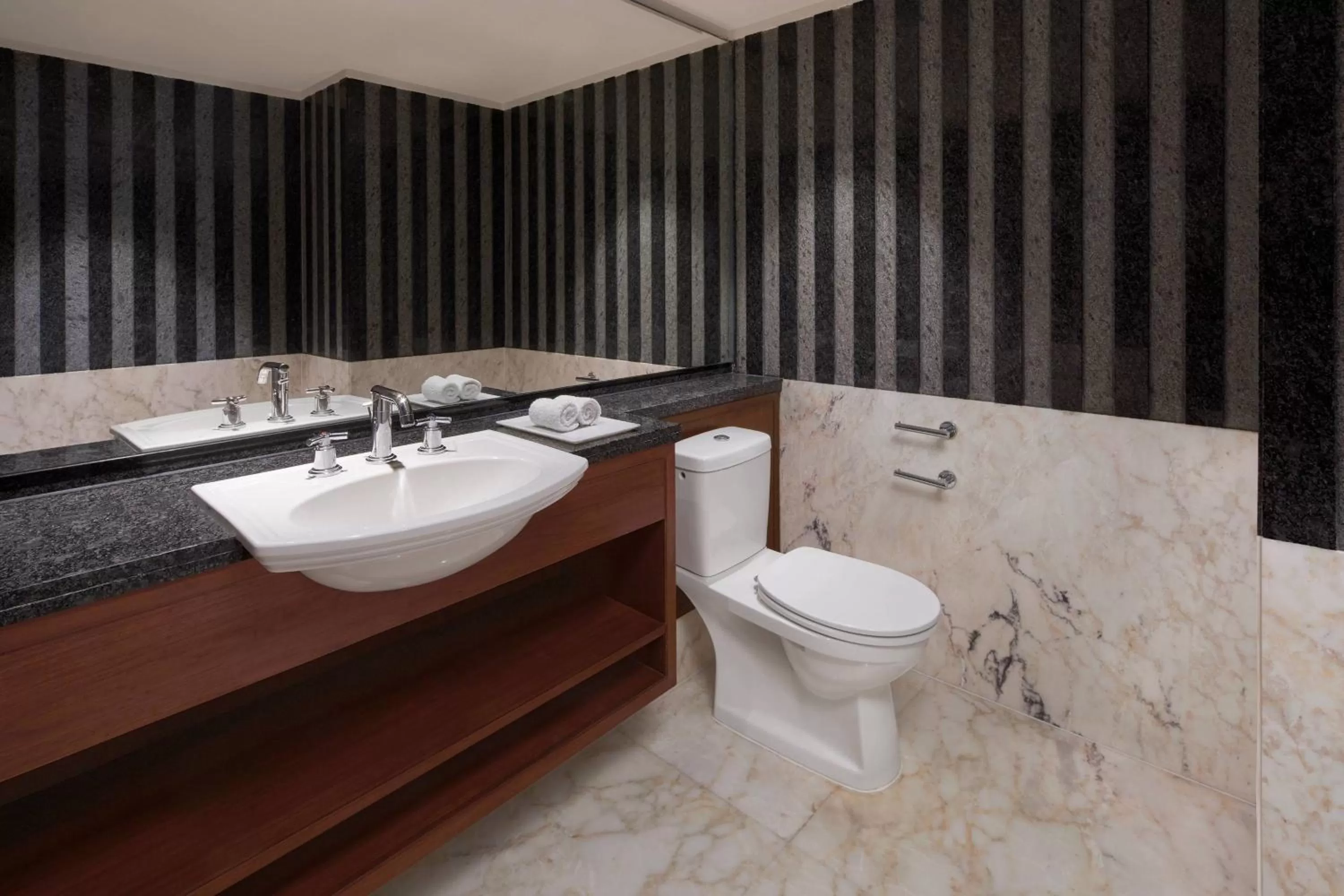 Bathroom in Hyderabad Marriott Hotel & Convention Centre