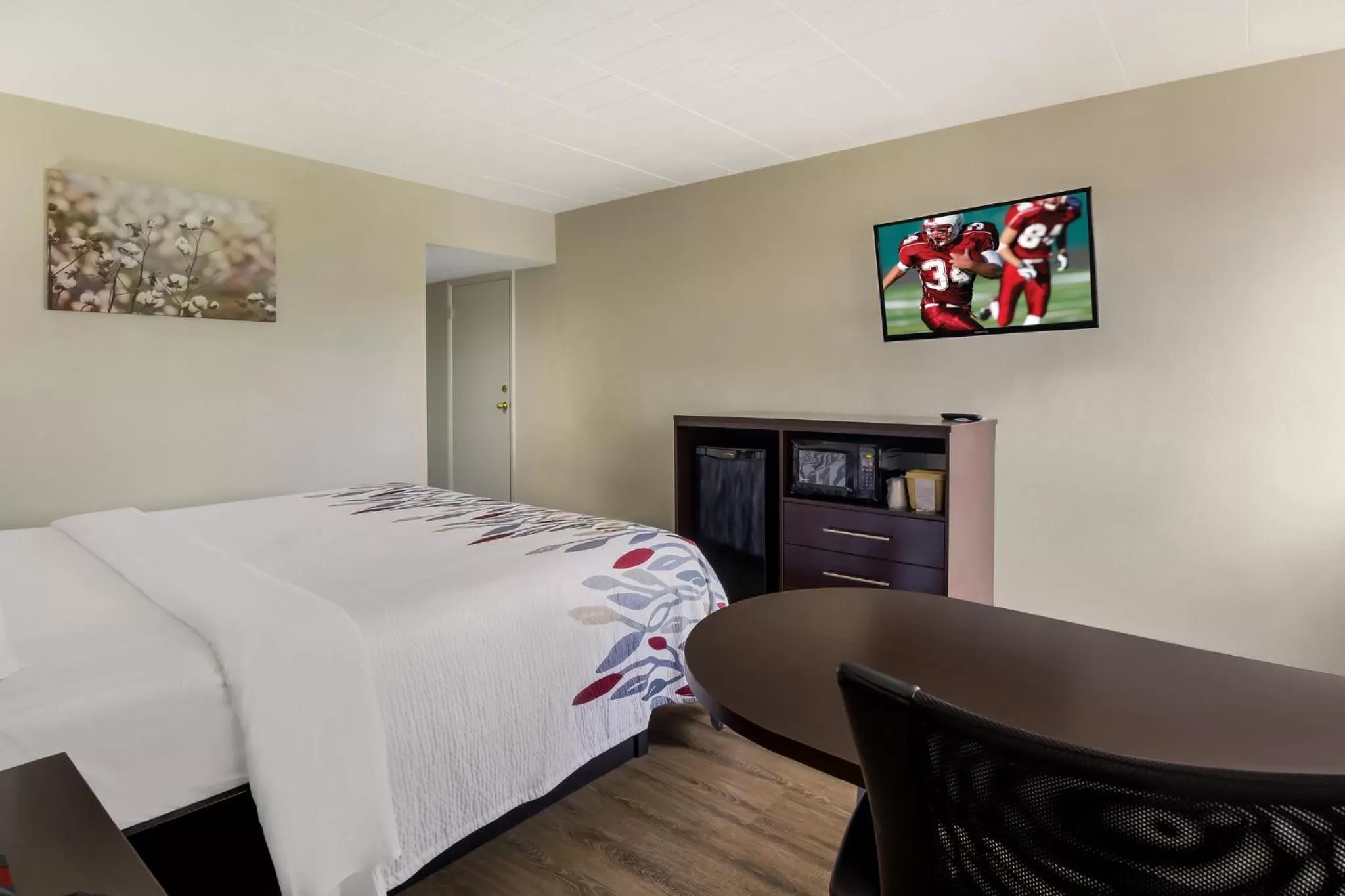 Photo of the whole room, Bed in Red Roof Inn New Stanton