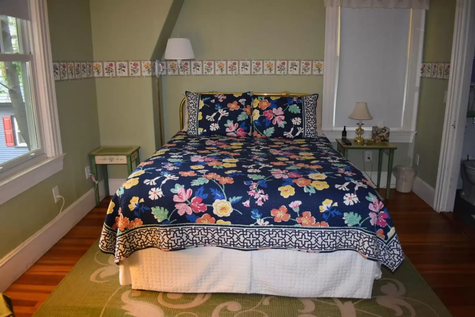 Queen Room - Pet Friendly in Canterbury Cottage Bed & Breakfast Queen Room - Pet Friendly in Canterbury Cottage Bed & Breakfast