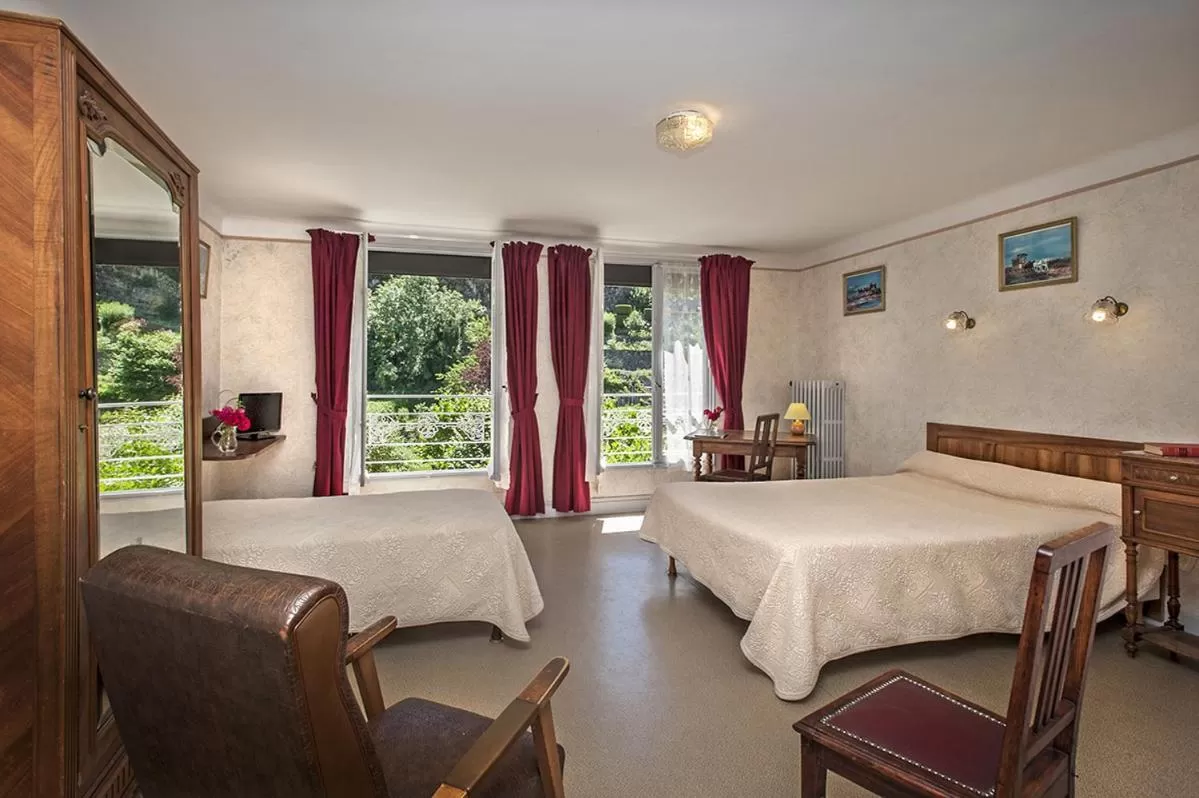 Garden view in Hôtel Le Portalou