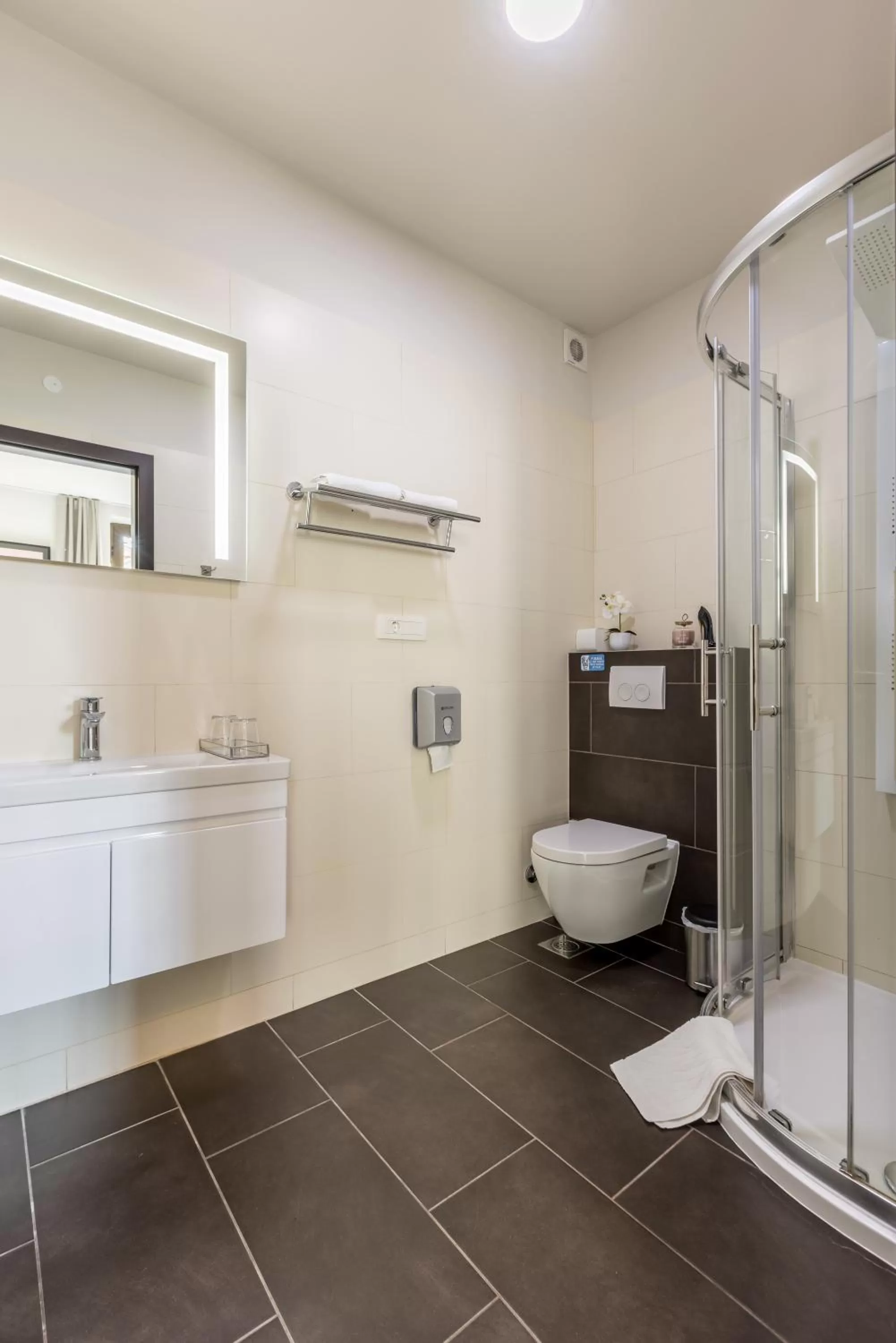 Shower in Leonis Restaurant & Rooms