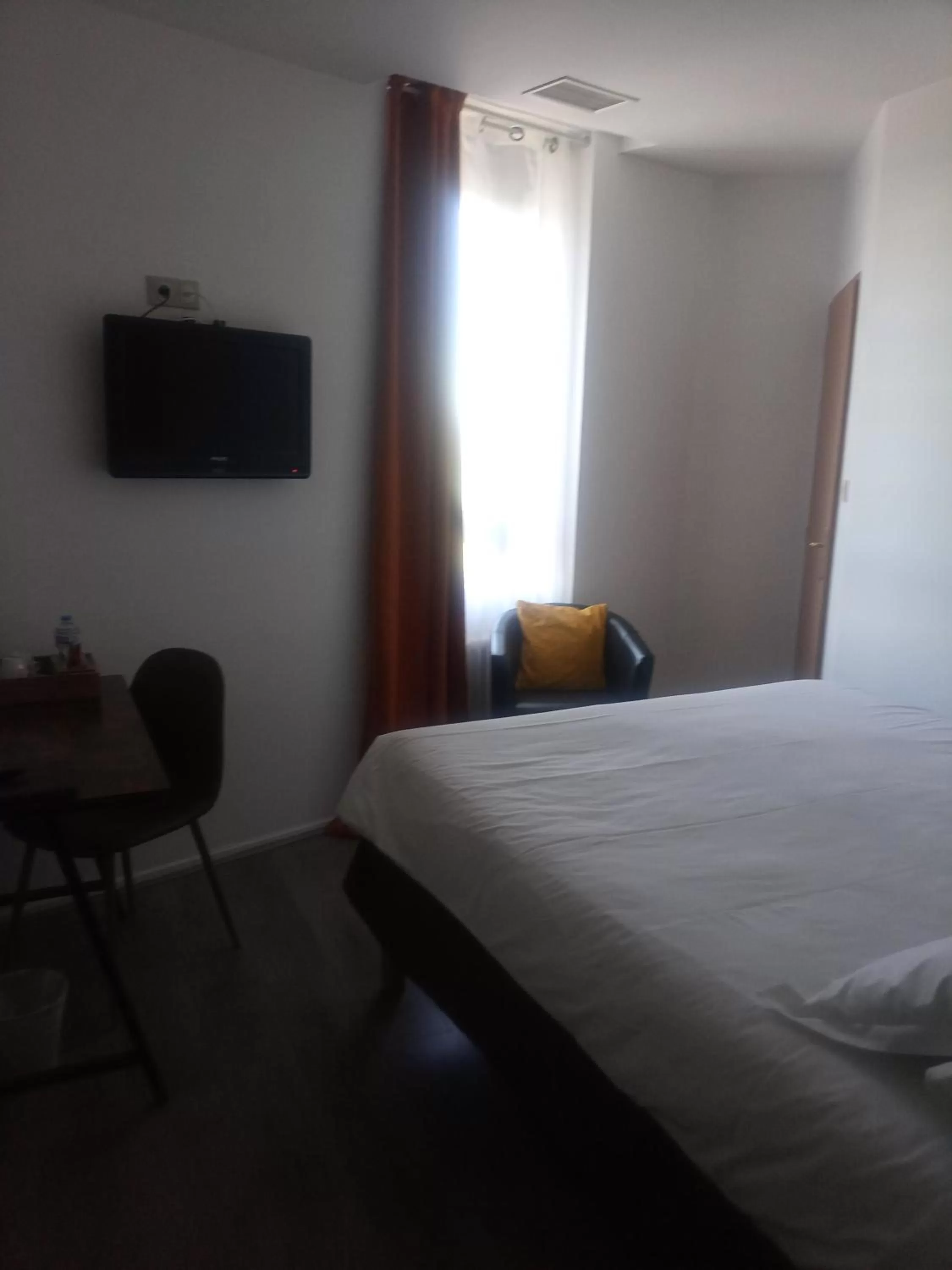 TV and multimedia in Logis Hôtel La Bastide des Oliviers