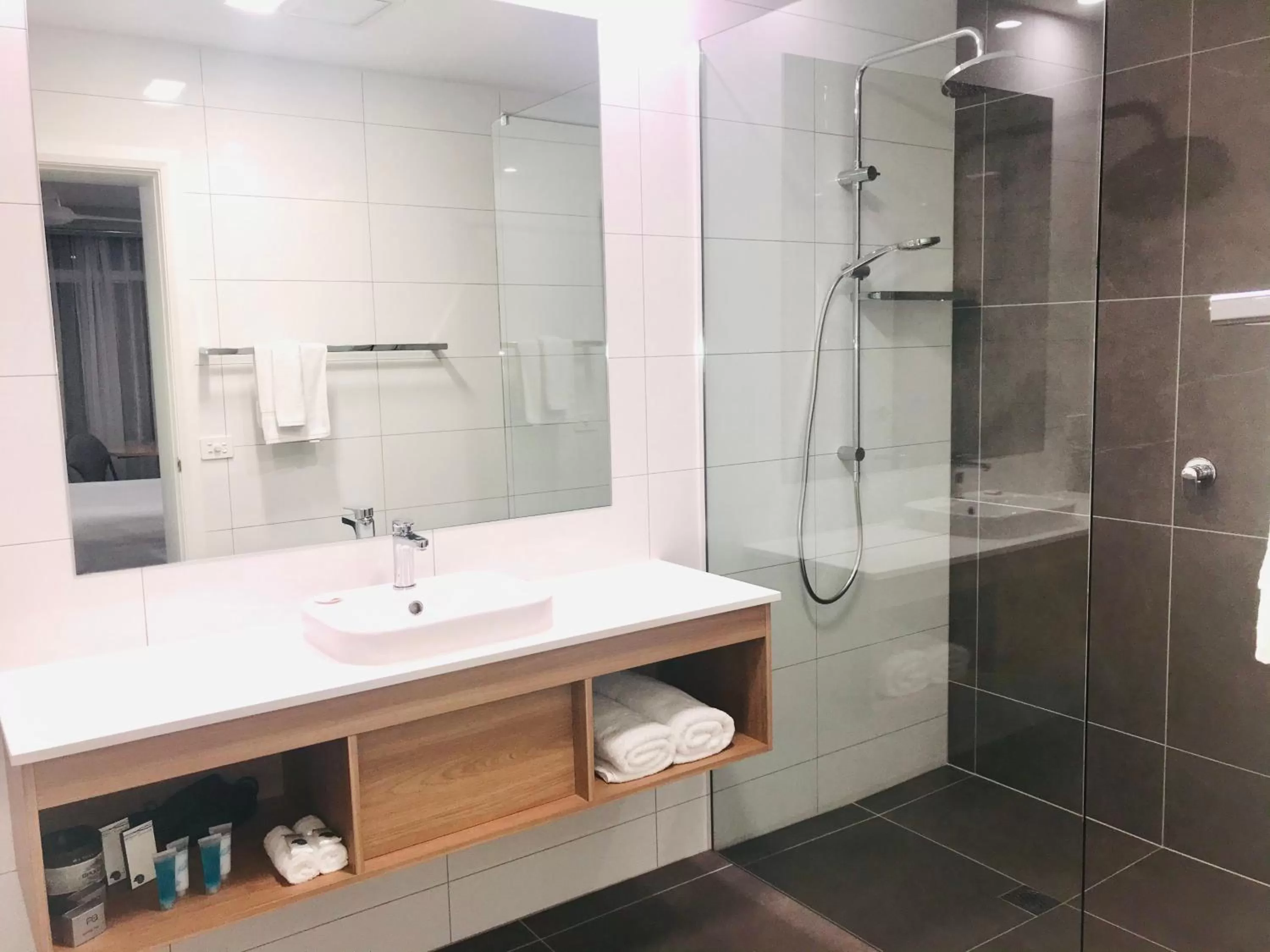 Bathroom in Hive Hotel, Moruya