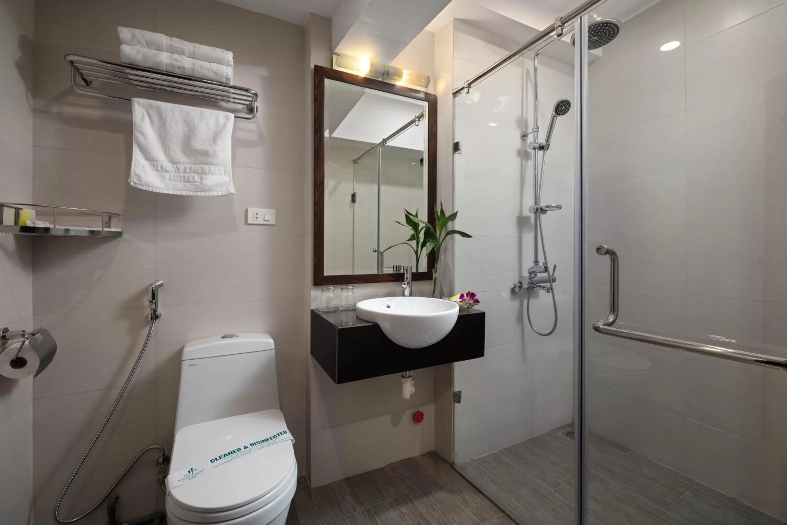 Shower in Holiday Emerald Hotel