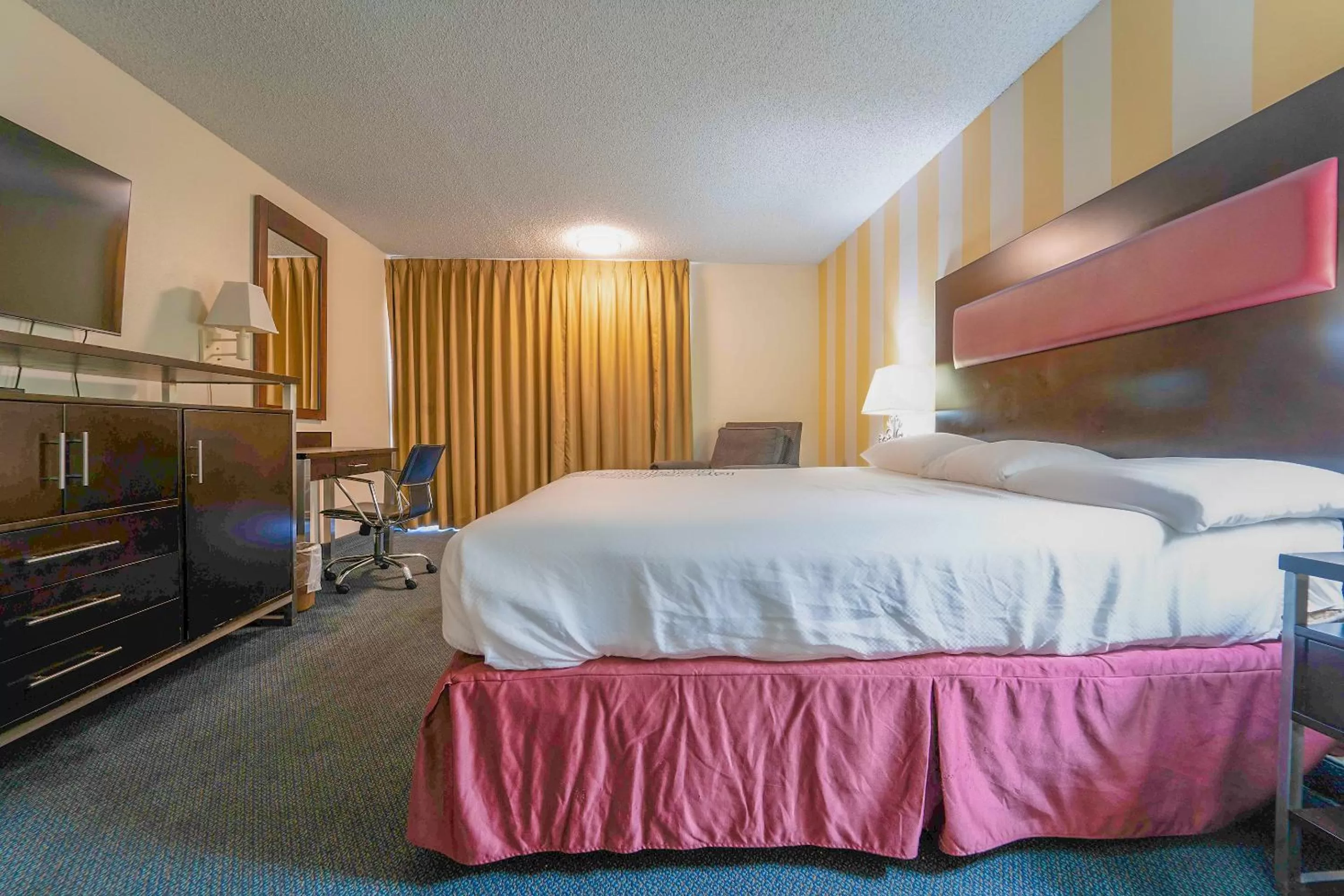 Bedroom, Bed in Royal Plaza Inn