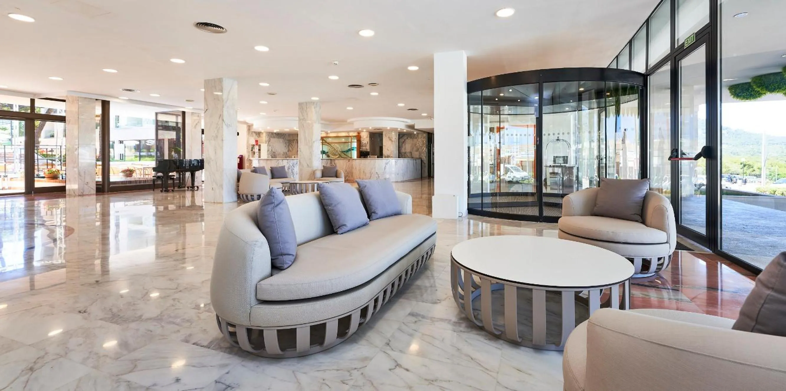 Lobby or reception in Hotel & Spa S'Entrador Playa