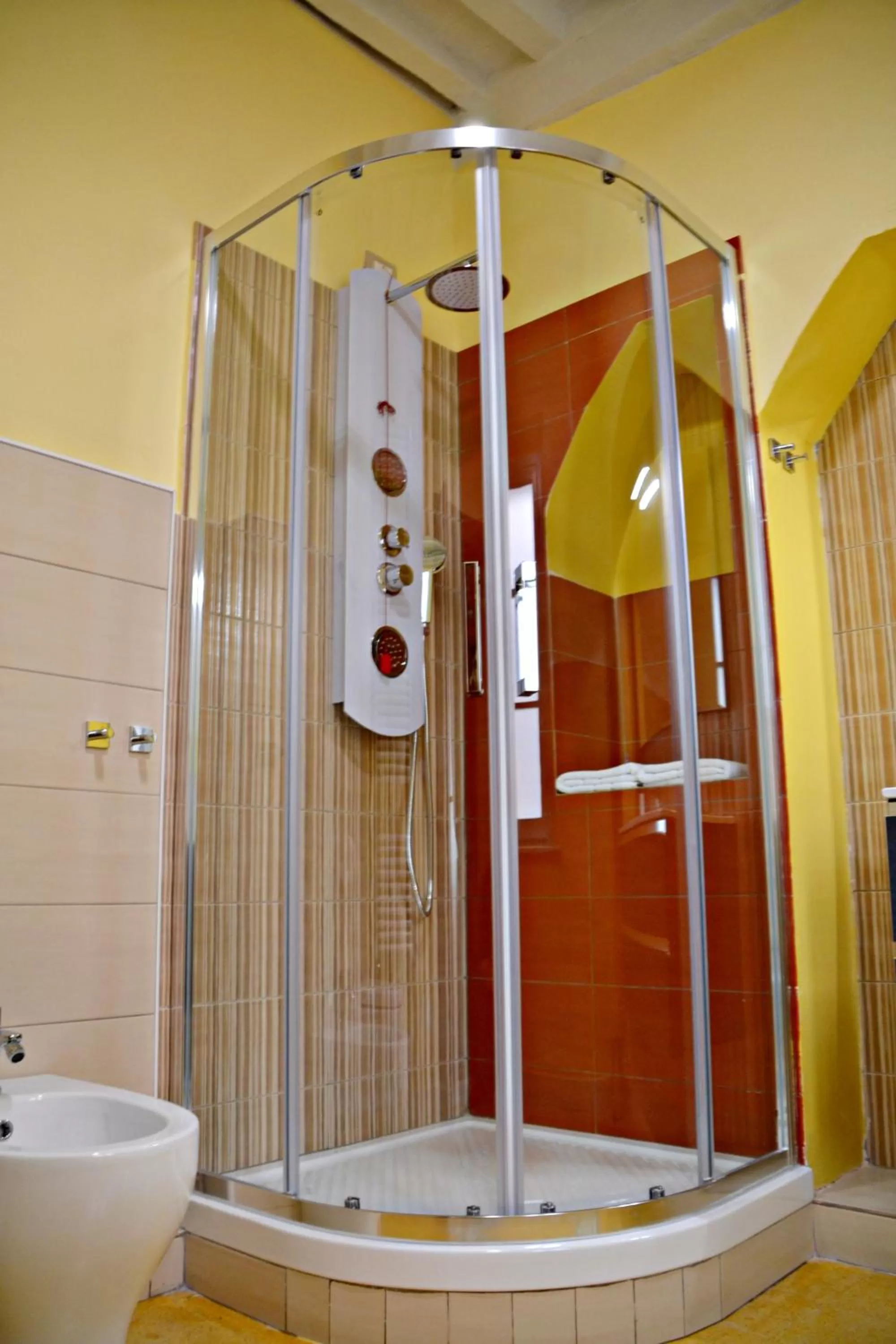 Shower in Tuscany Experience BnB