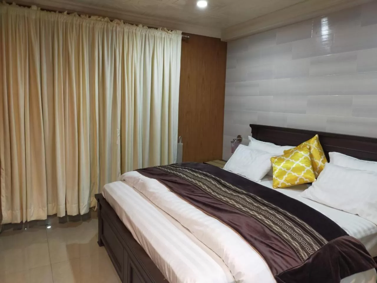 Bedroom, Bed in Shagufta Royal Hotel Murree