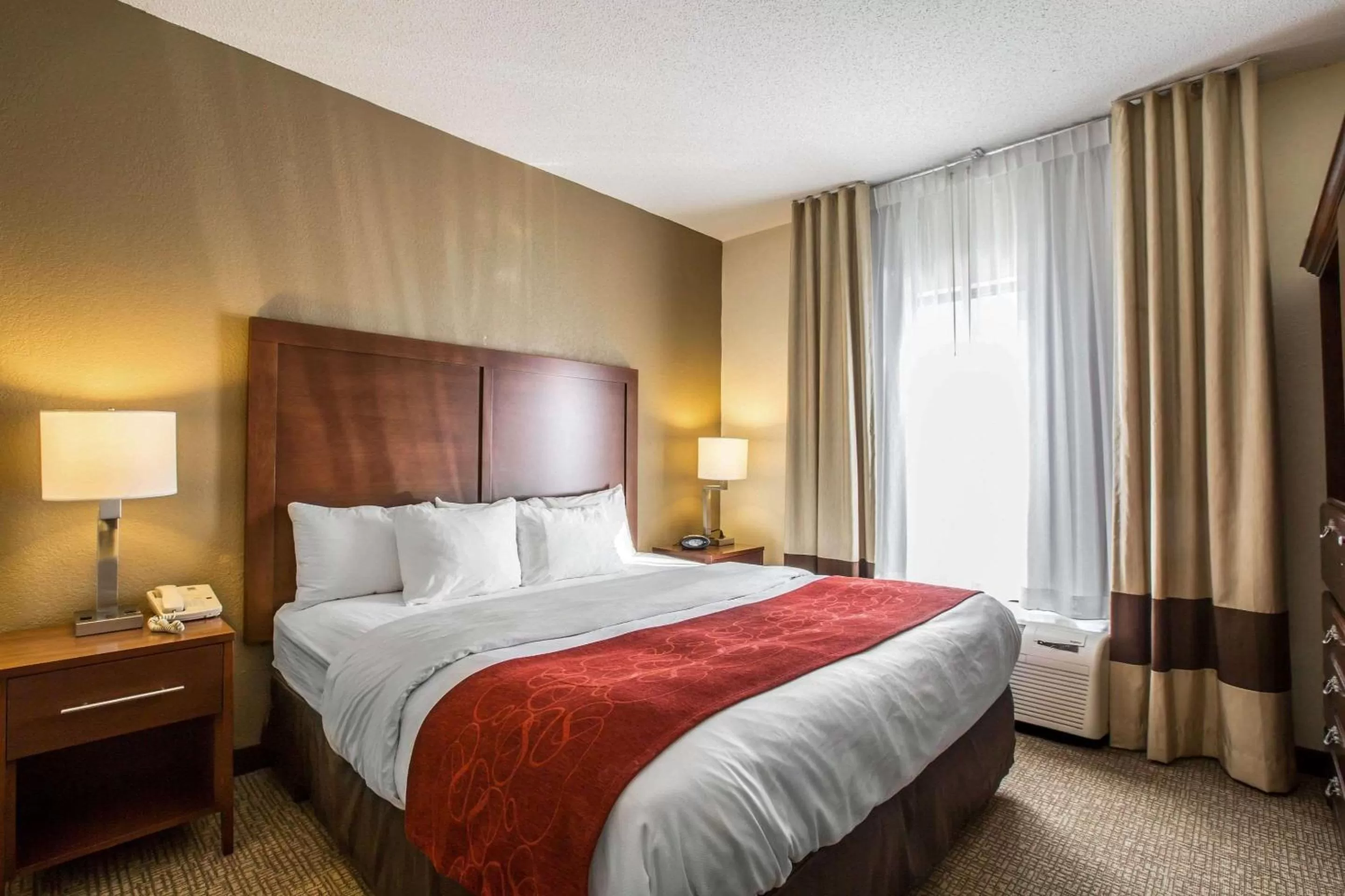 Photo of the whole room, Bed in Quality Suites Morristown West