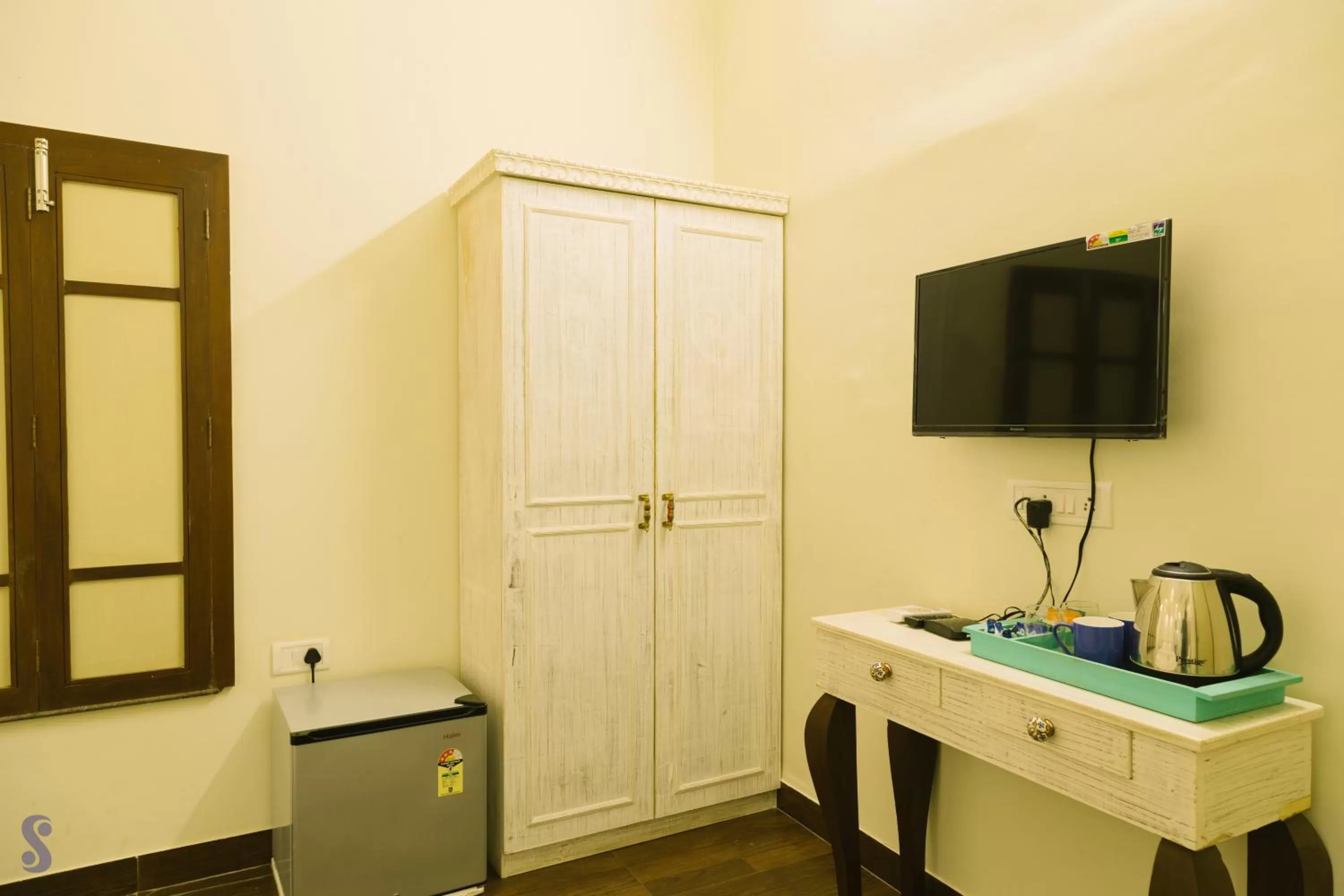 TV and multimedia, TV/Entertainment Center in Safarnama Varanasi