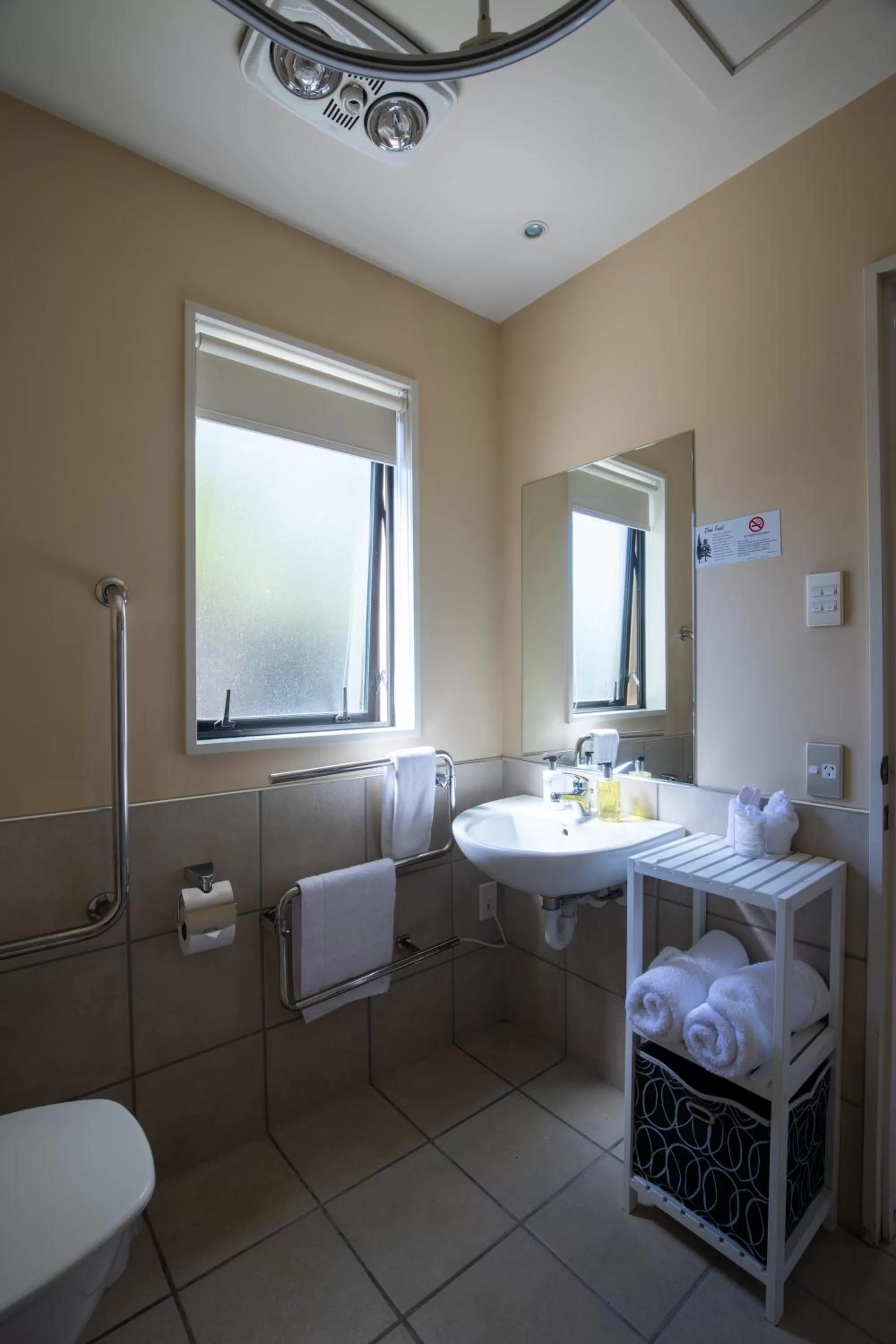 Toilet, Bed in Abbella Lodge Motel