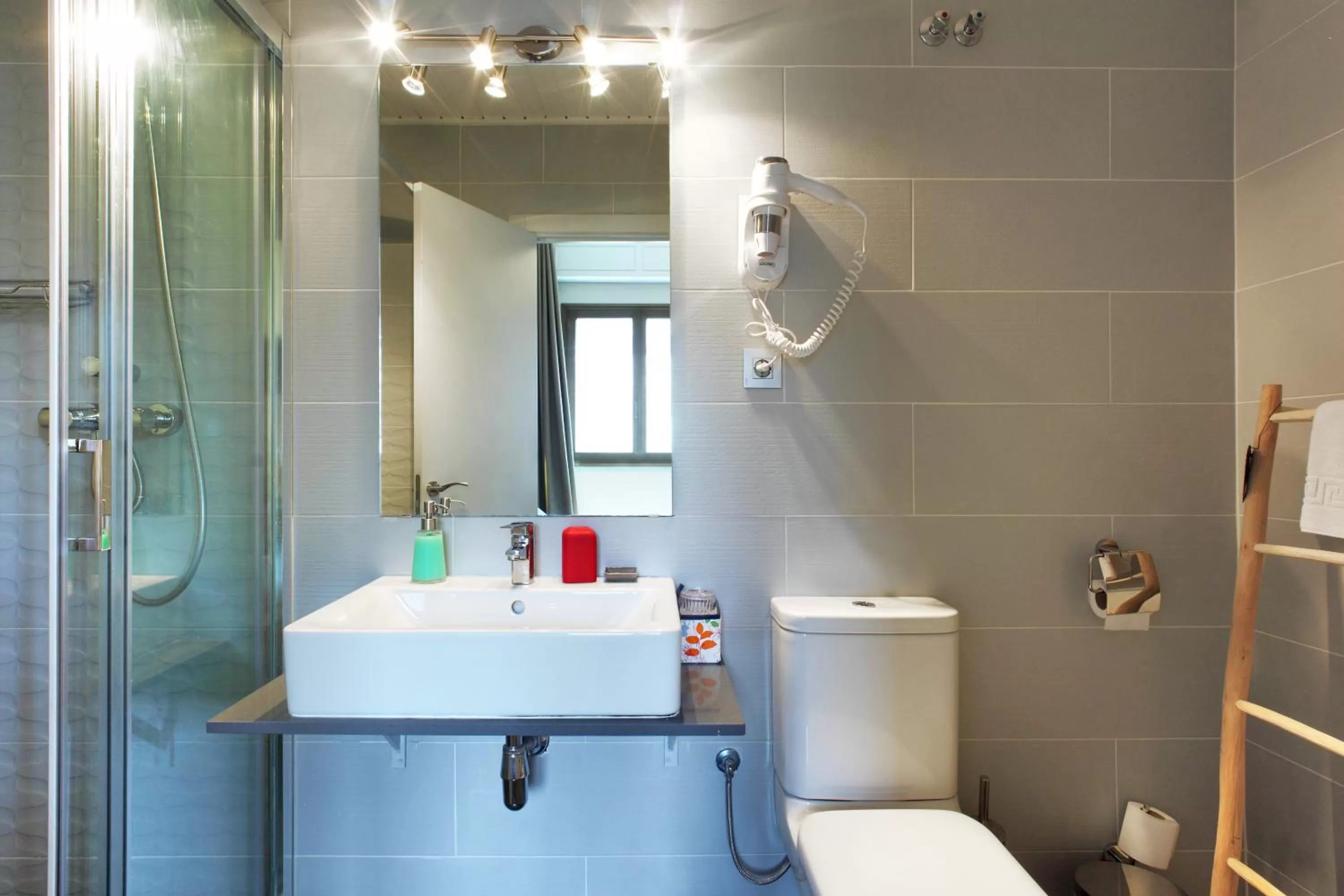 Bathroom in Hotel Ginebra