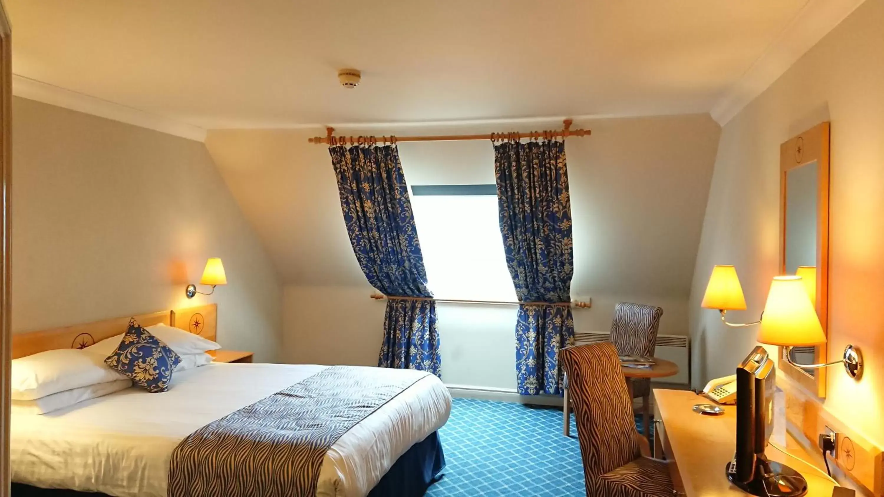 Standard Double Room - Smoking in The Queens Hotel Standard Double Room - Smoking in The Queens Hotel