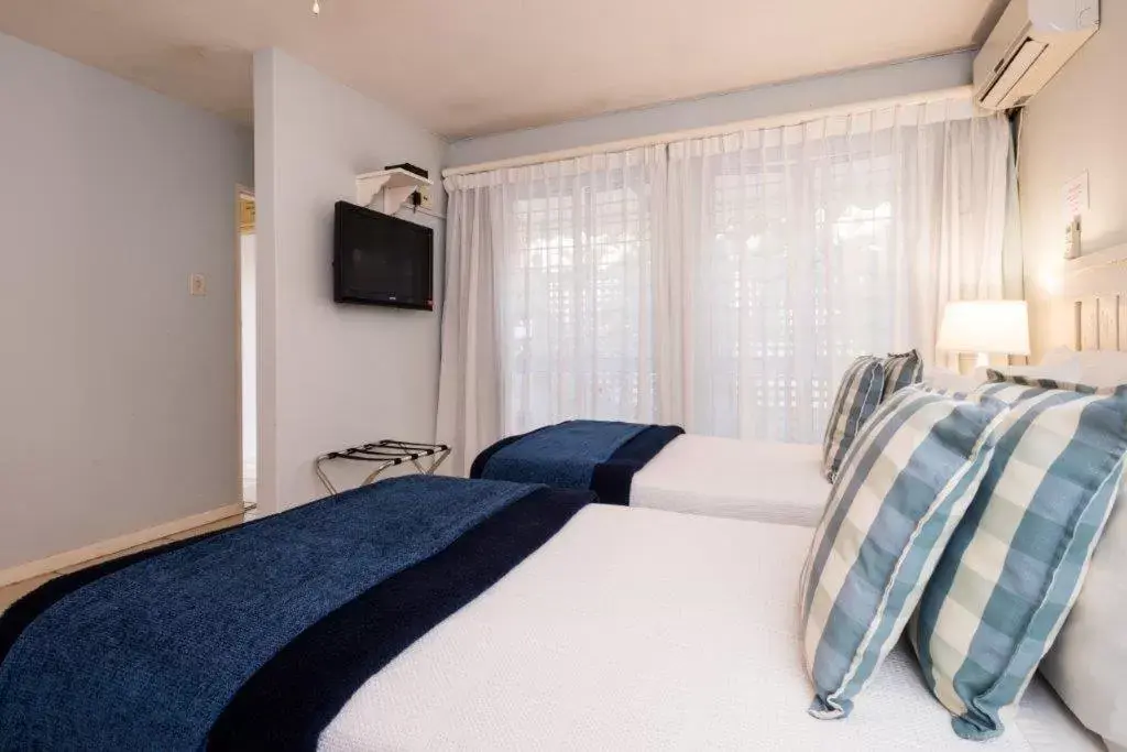 Deluxe Family Room - single occupancy in Flamingo Rocks Deluxe Family Room - single occupancy in Flamingo Rocks