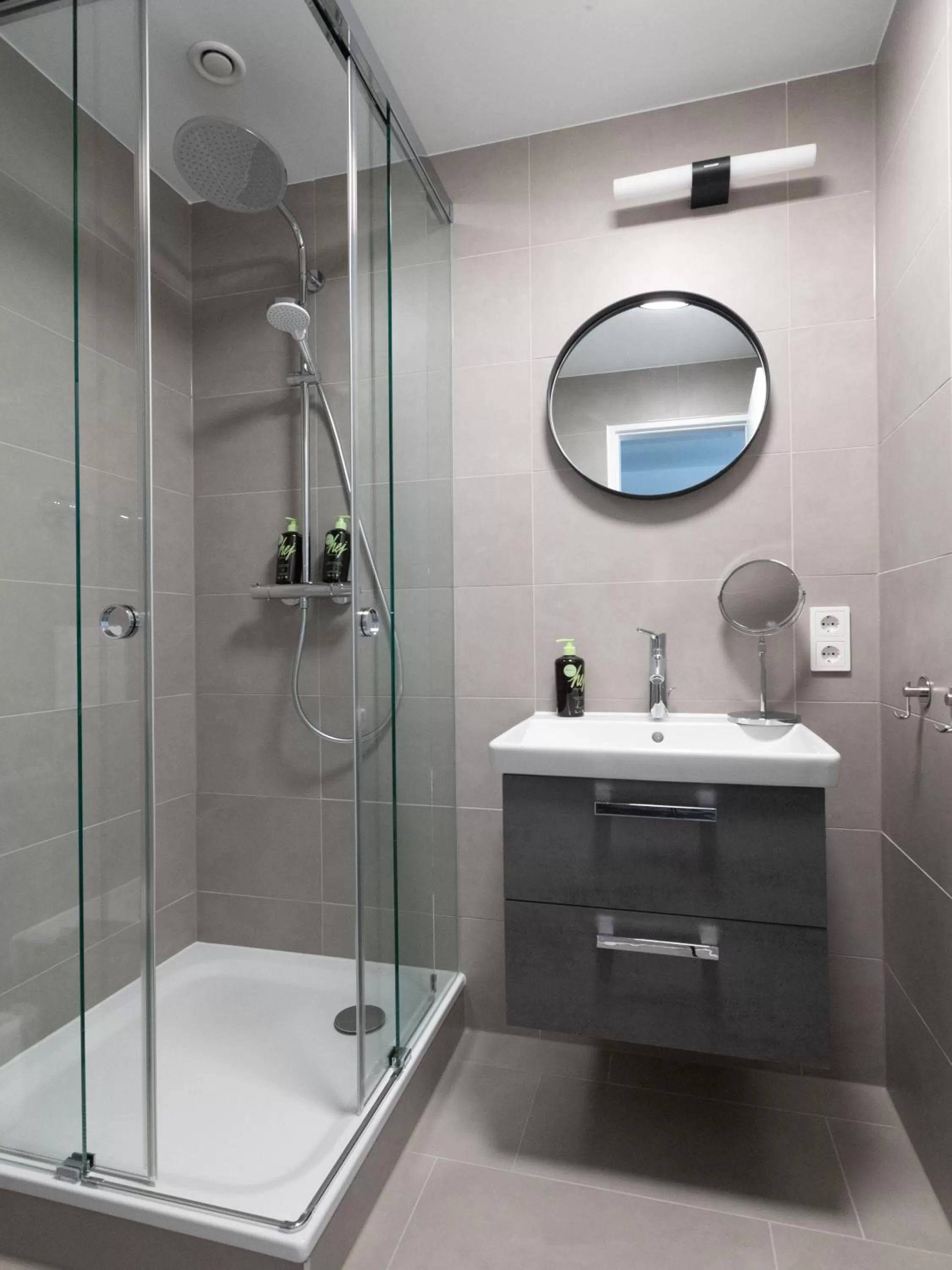 Bathroom in Limehome Berlin Luise Henriette Str - Digital Access