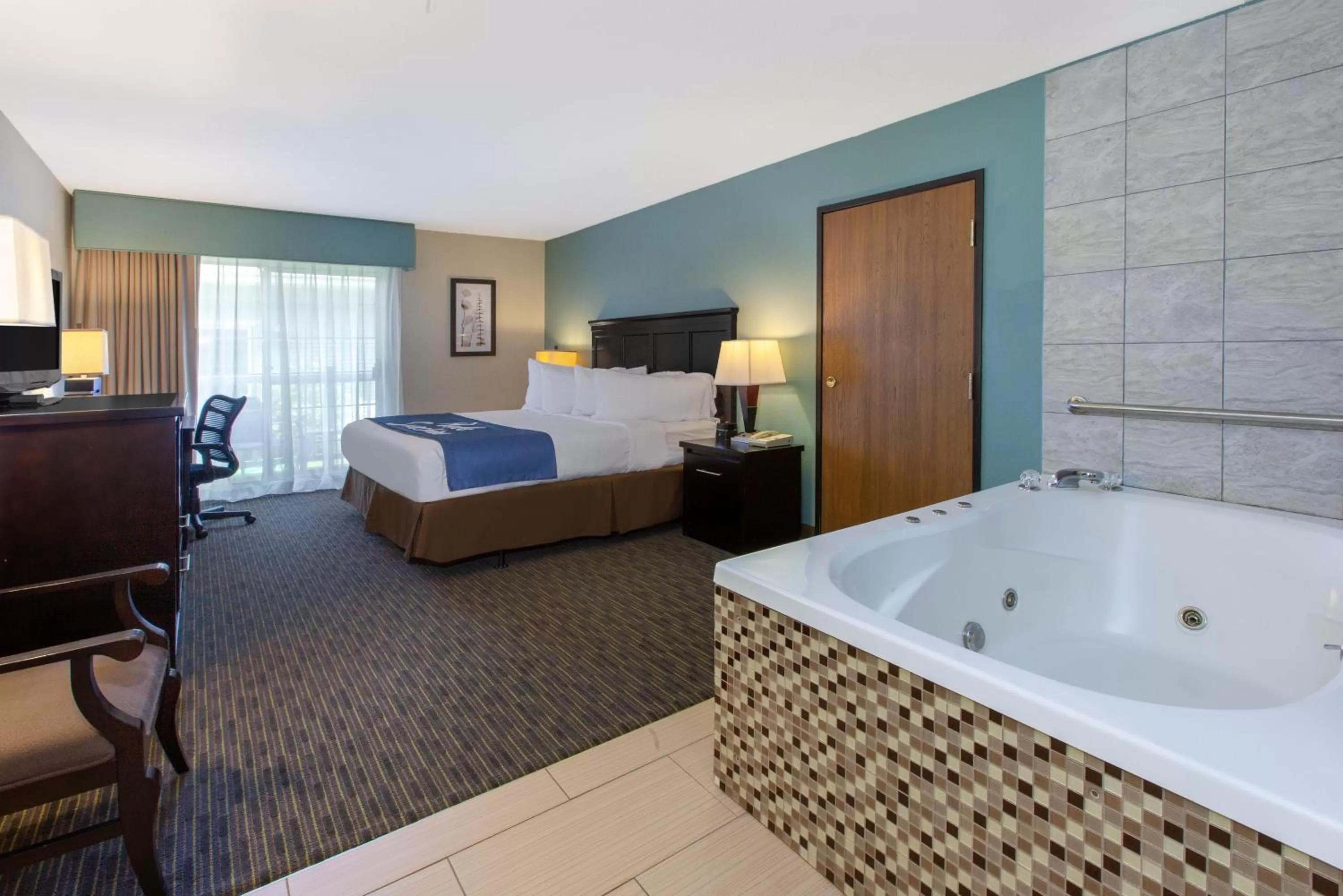 Hot Tub, Bed in Days Inn by Wyndham Petoskey