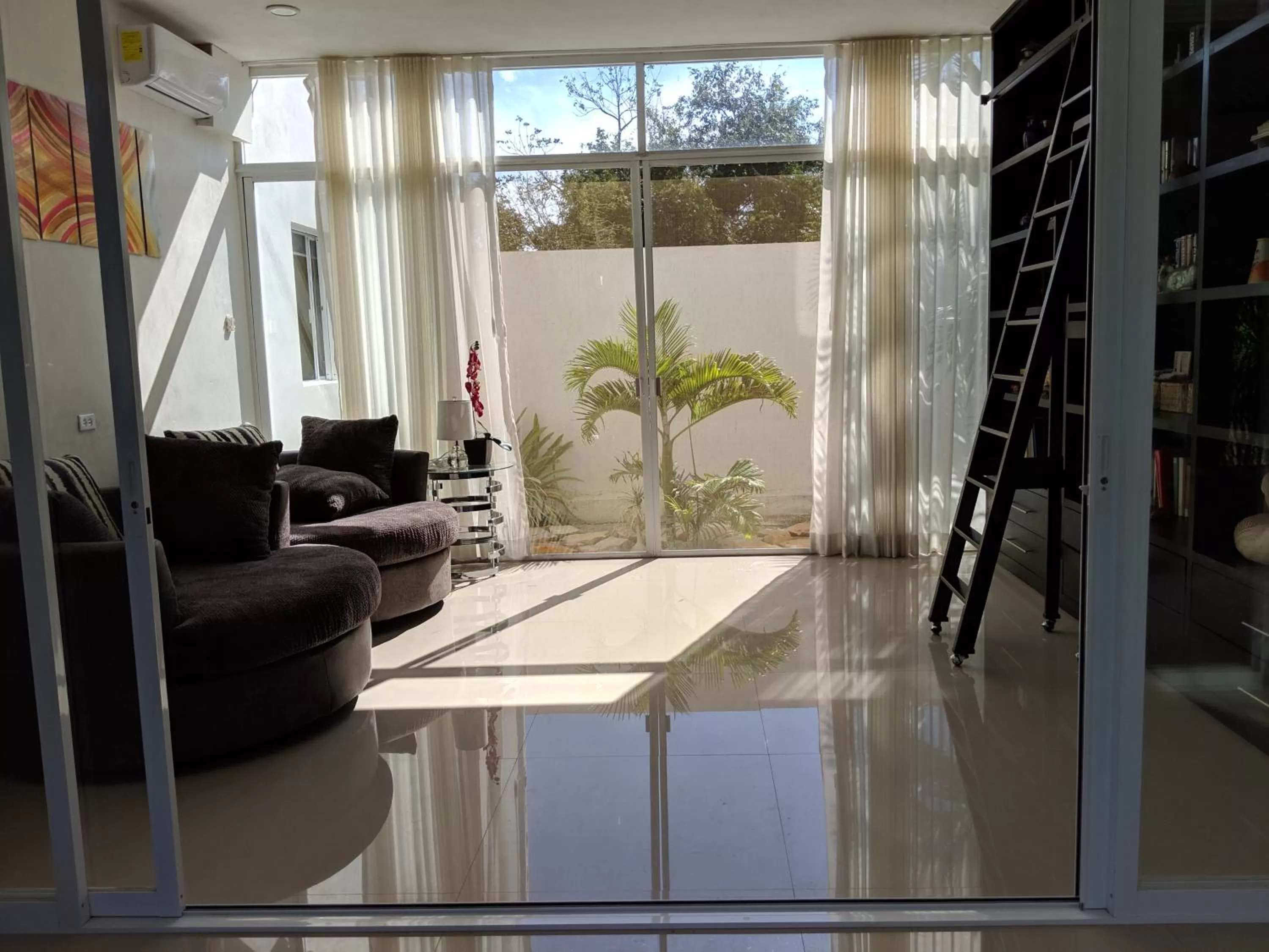 Library in Casa Xcanatun