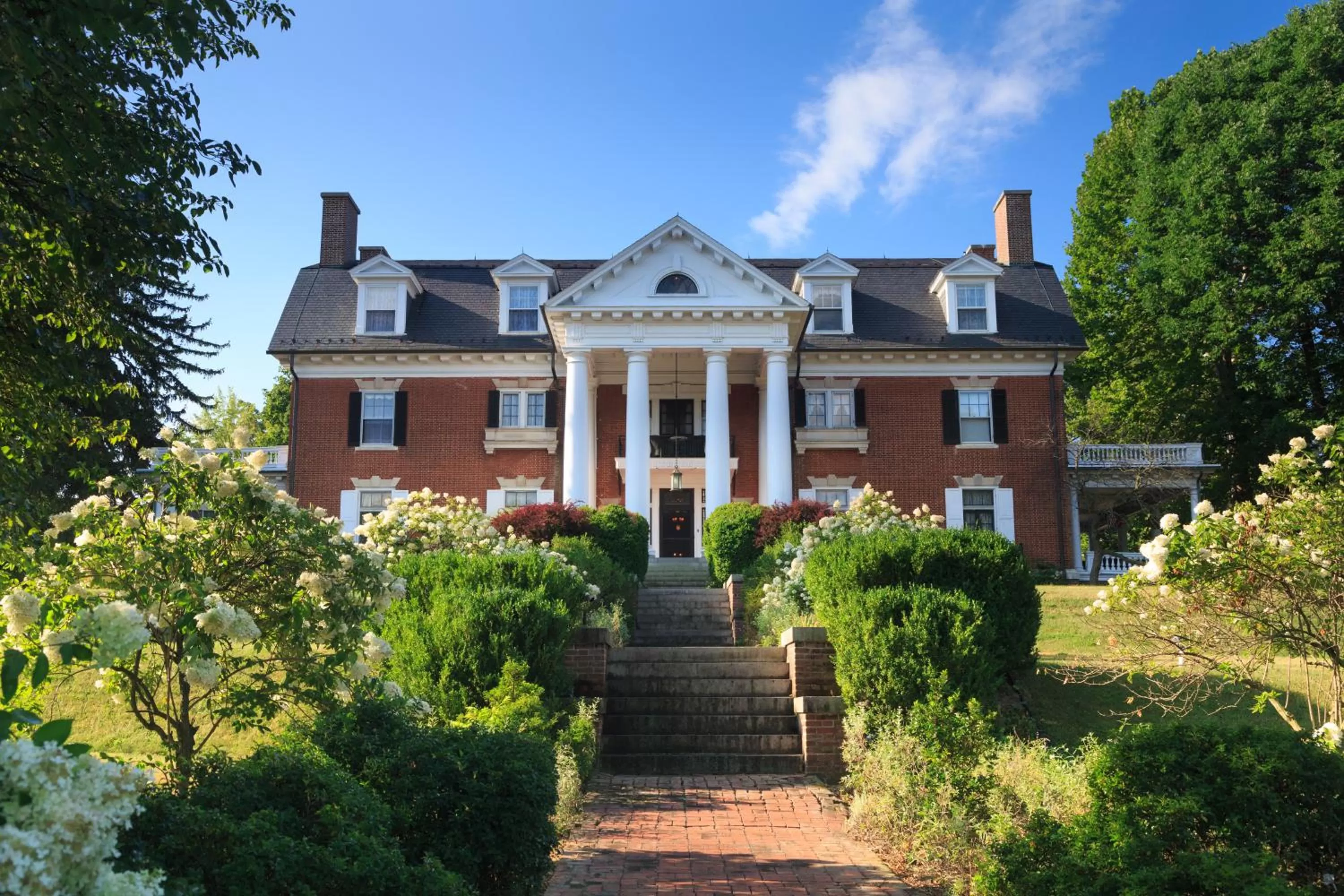 Facade/entrance in Mercersburg Inn