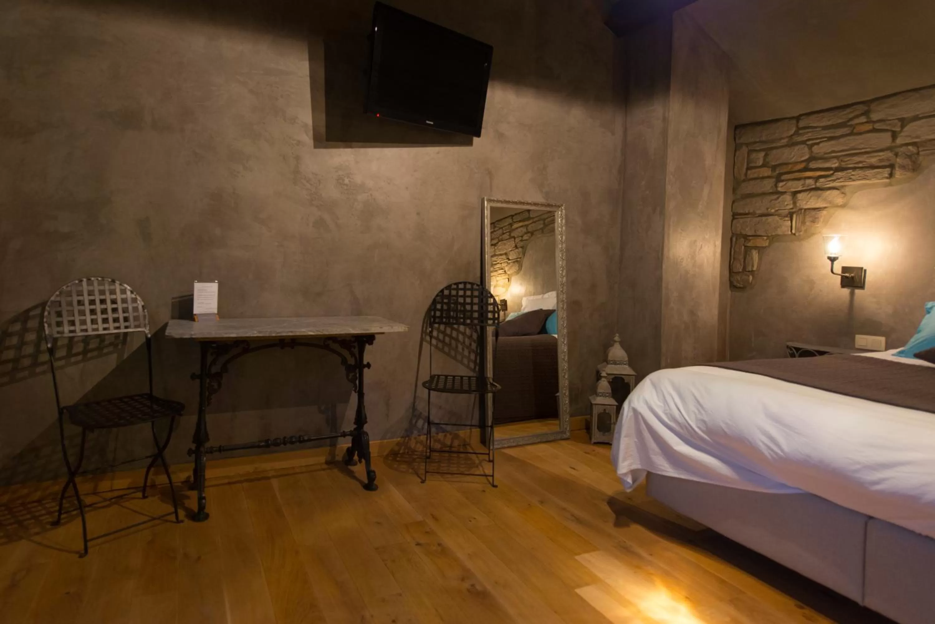 Photo of the whole room, TV/Entertainment Center in Les Chambres du Vivier, chambres d'hôtes et gîte - à 100m -