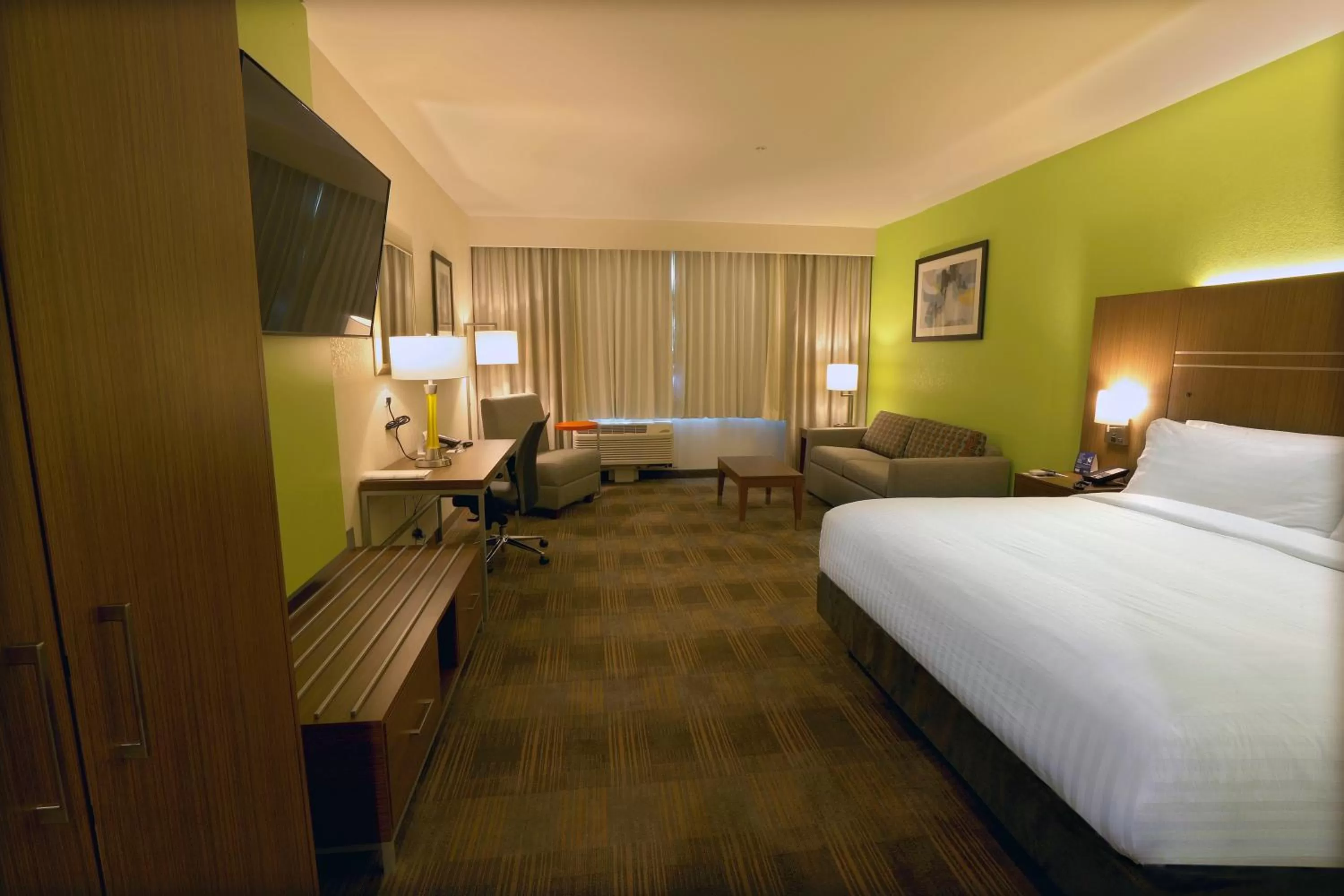 Photo of the whole room, Bed in Holiday Inn Express & Suites - Dripping Springs - Austin Area by IHG