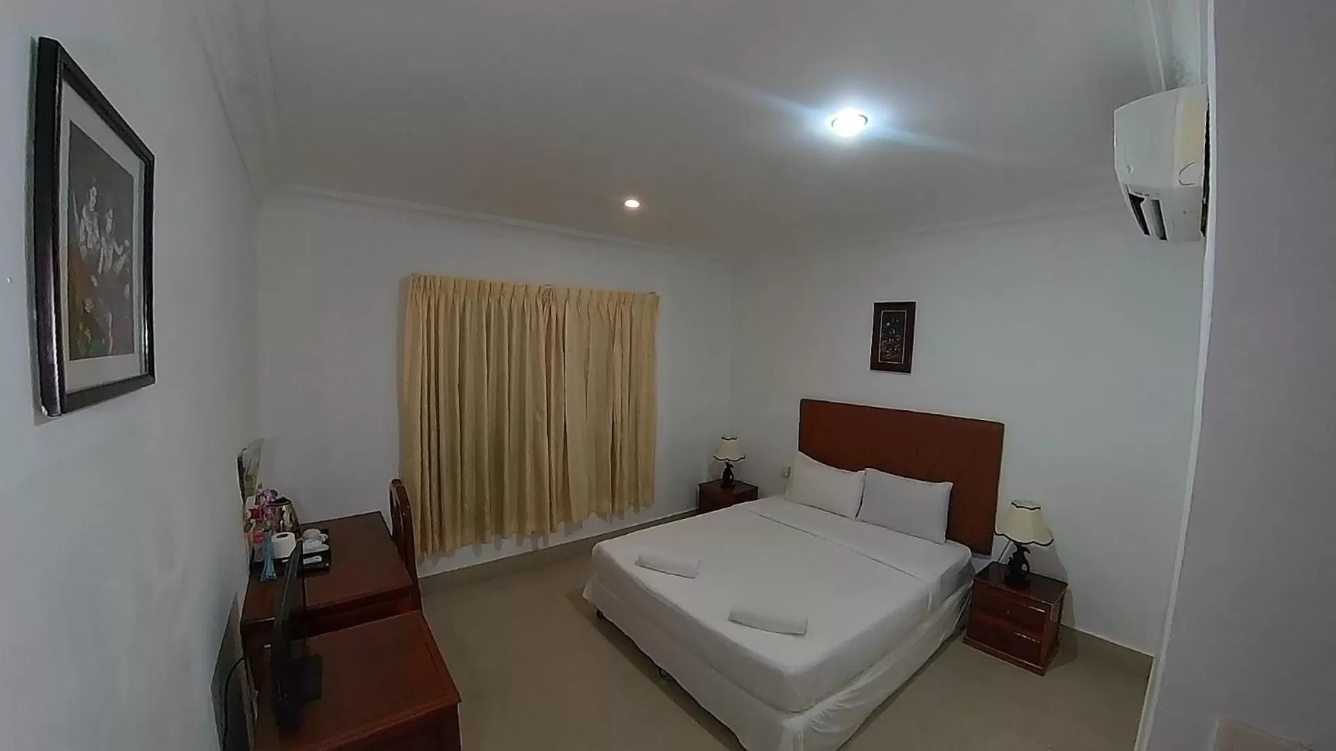 Bed in The Dubliner Inn