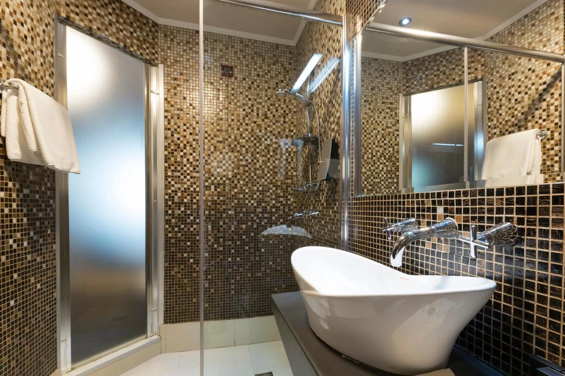 Toilet in Design Hotel Mr President