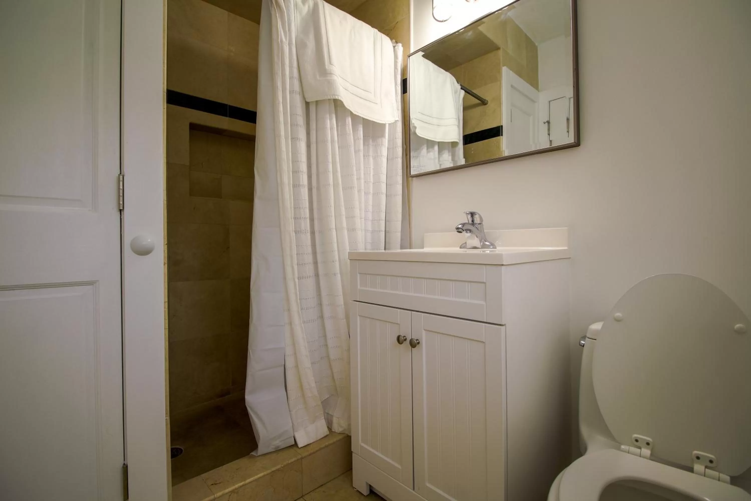 Bathroom in Shore View Hotel