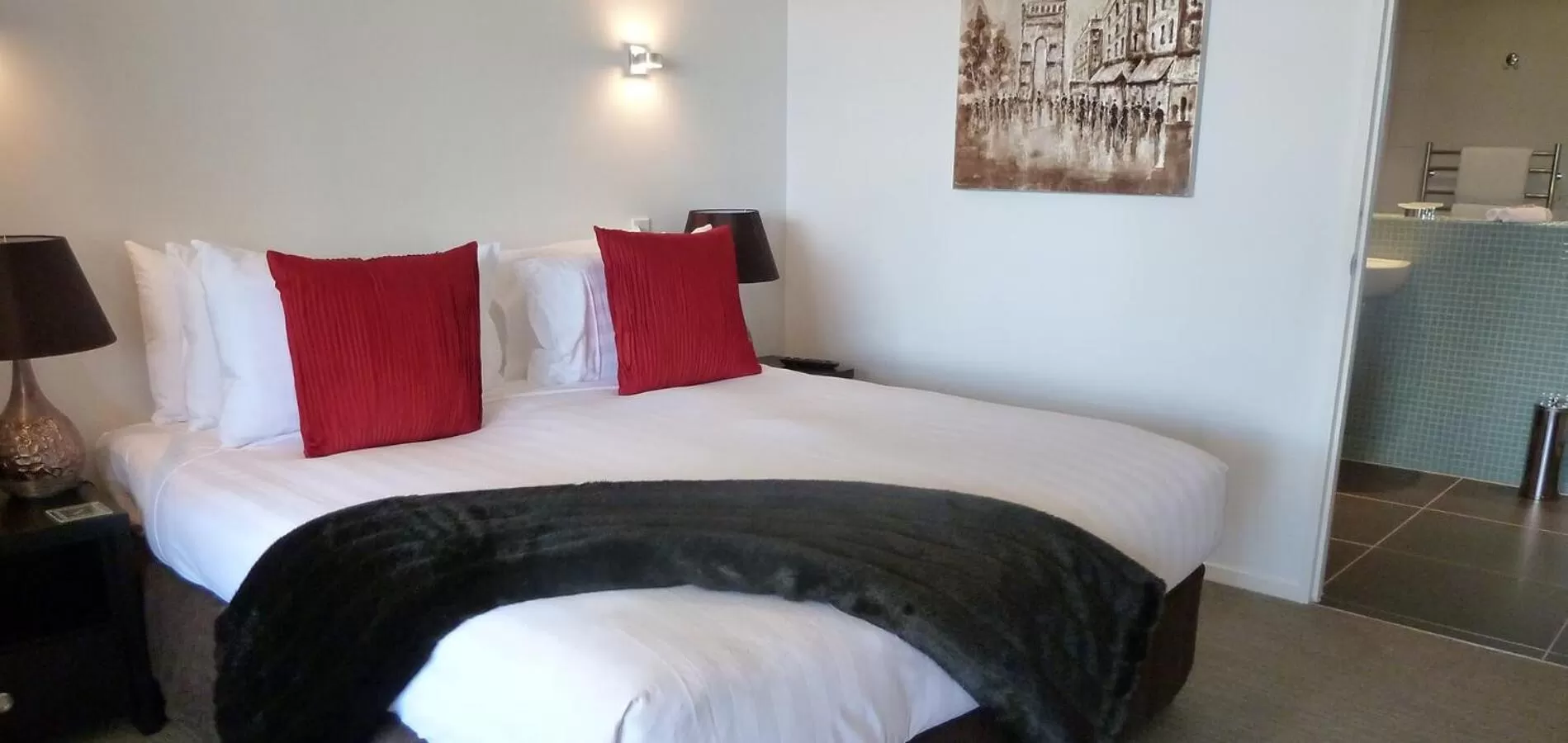 Bed in Swiss-Belsuites Pounamu Queenstown