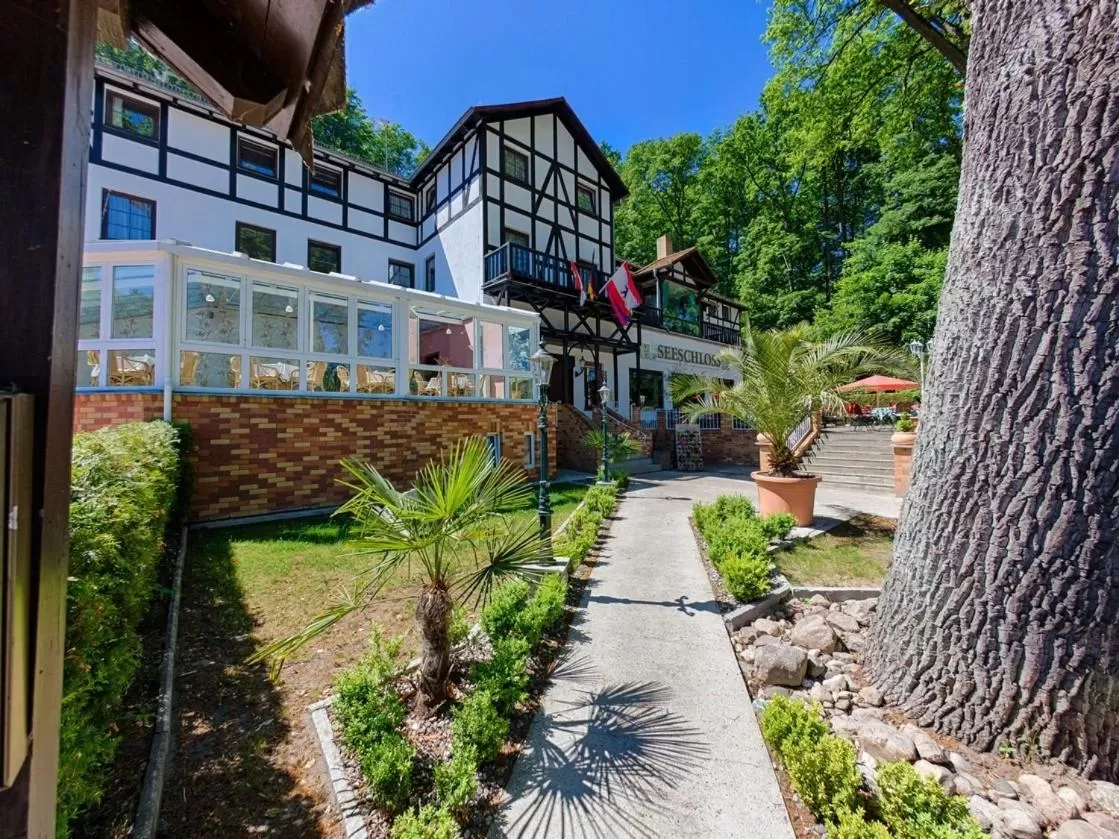 Property building in Seeschloß