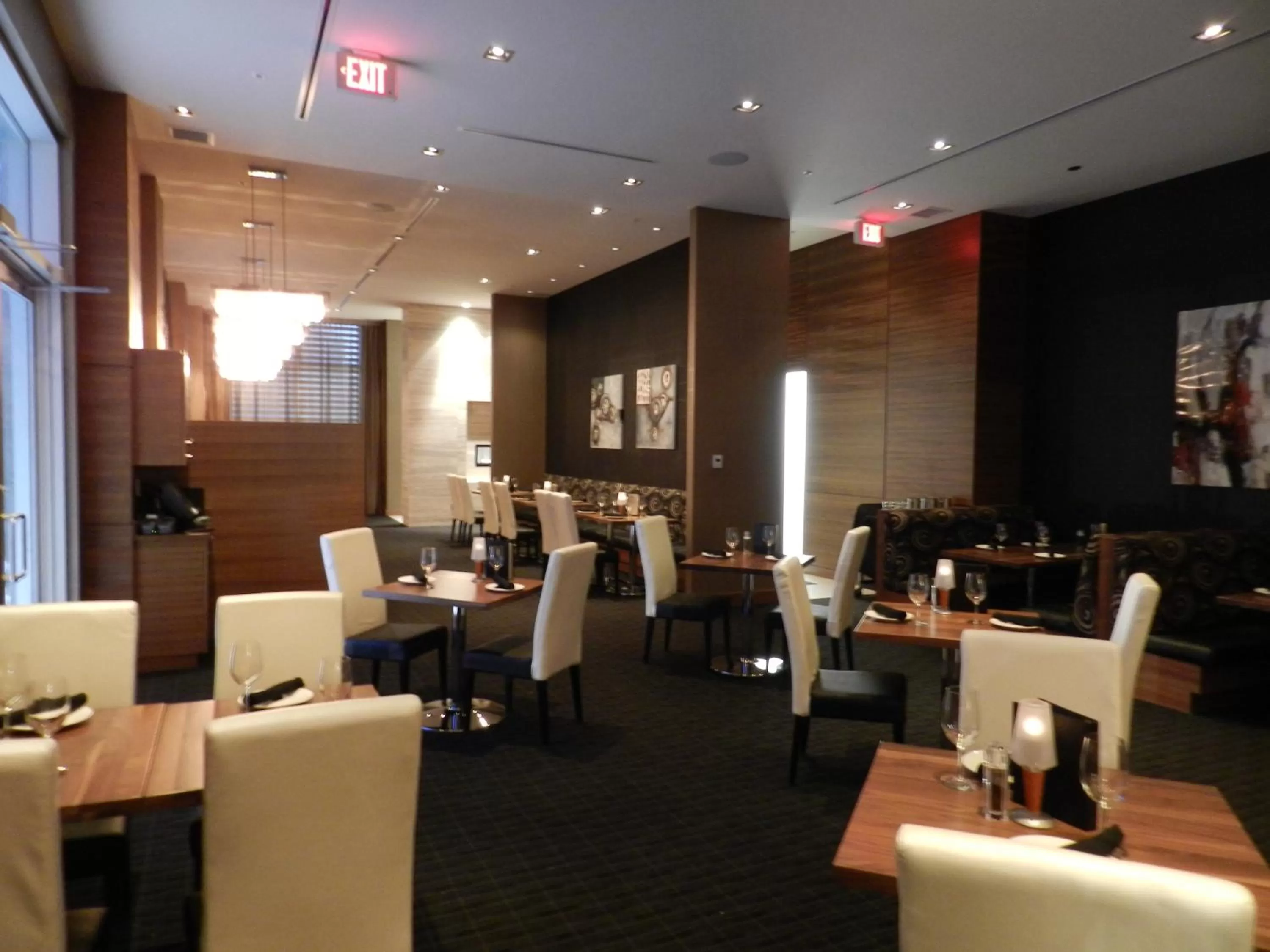 Restaurant/places to eat in Radisson Hotel & Conference Centre Calgary Airport