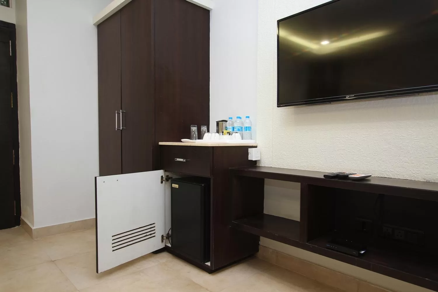 Coffee/tea facilities, TV/Entertainment Center in Ambaari hotel