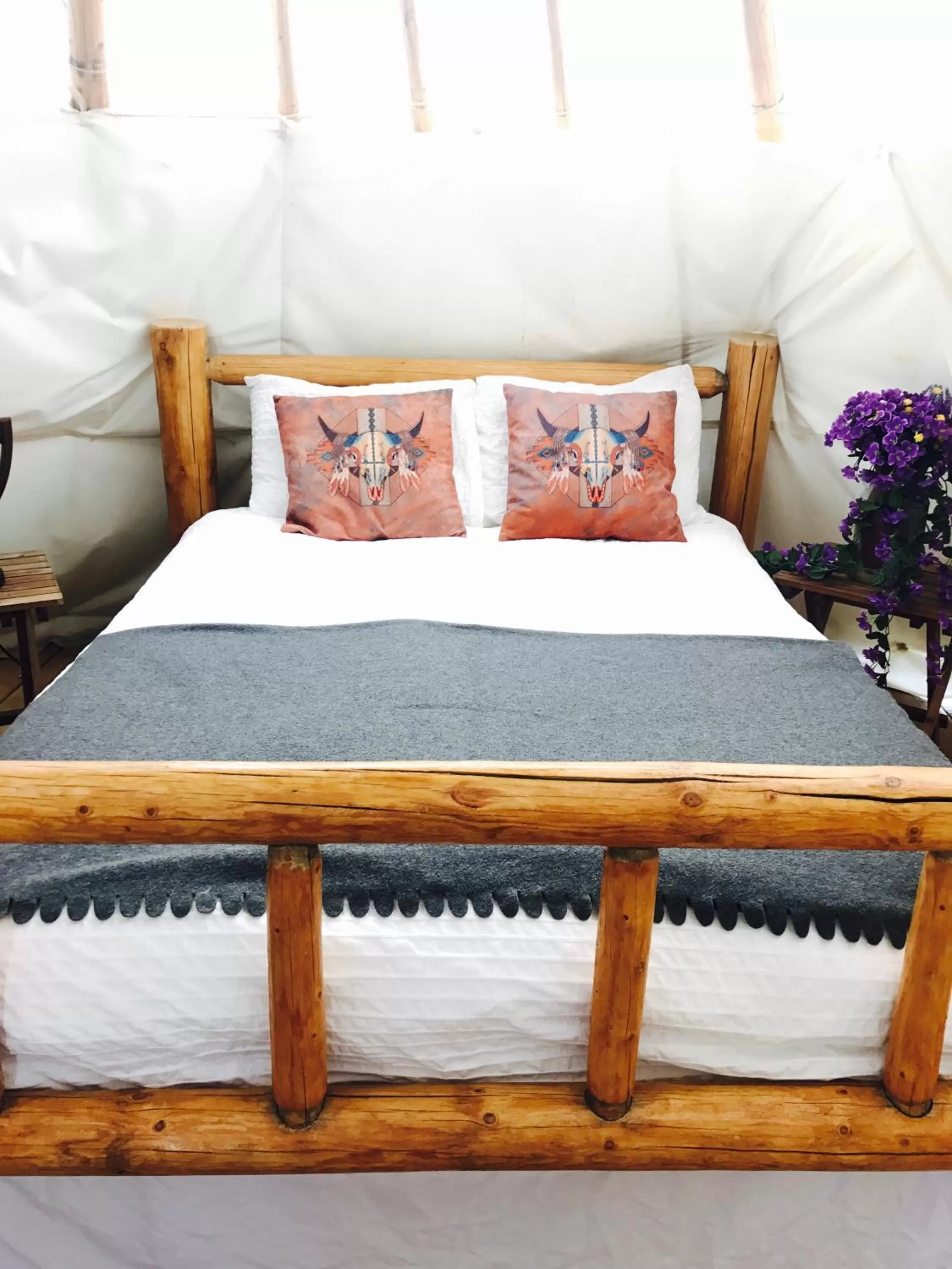 Bed in Olancha RV Park and Motel