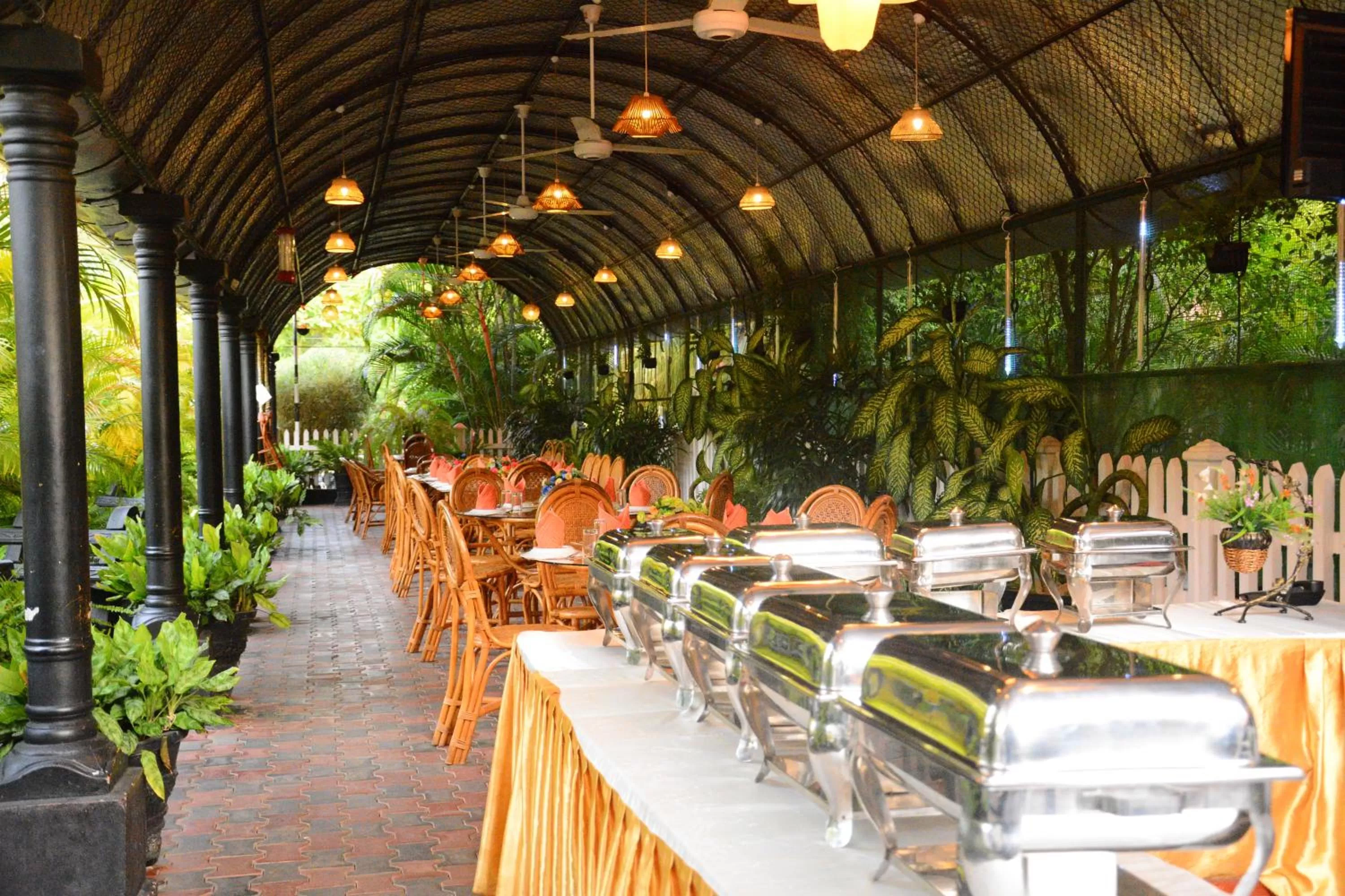 Restaurant/places to eat in JKAB Park Hotel