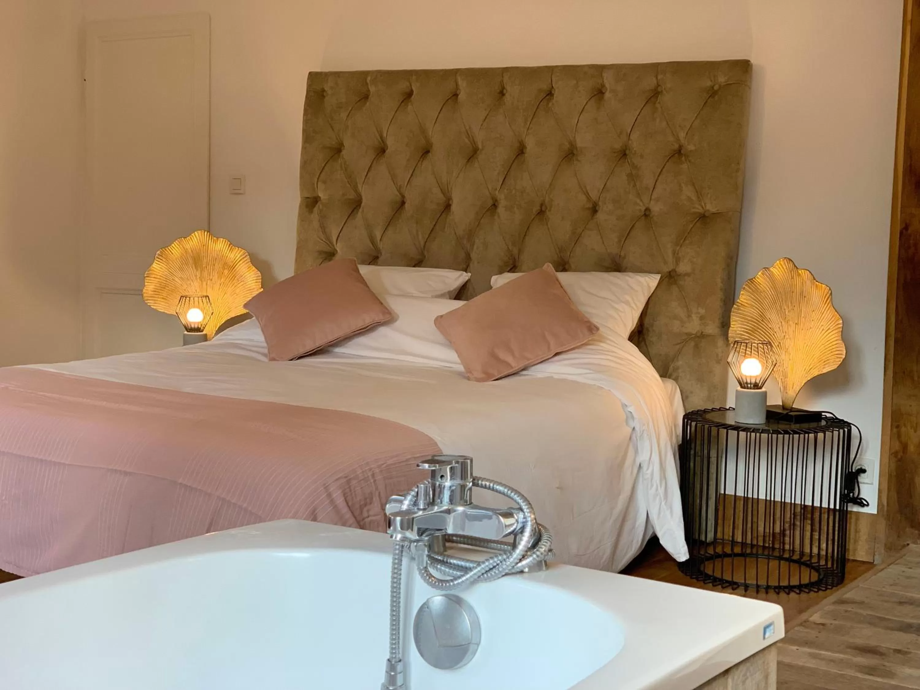 Bed in L'Ecole des Demoiselles