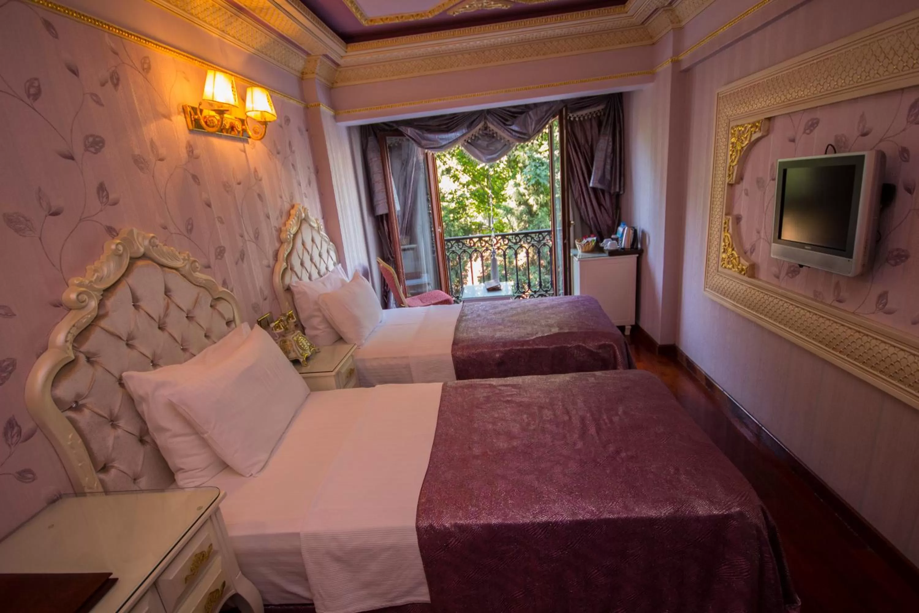 Spring, Bed in Deluxe Golden Horn Sultanahmet Hotel