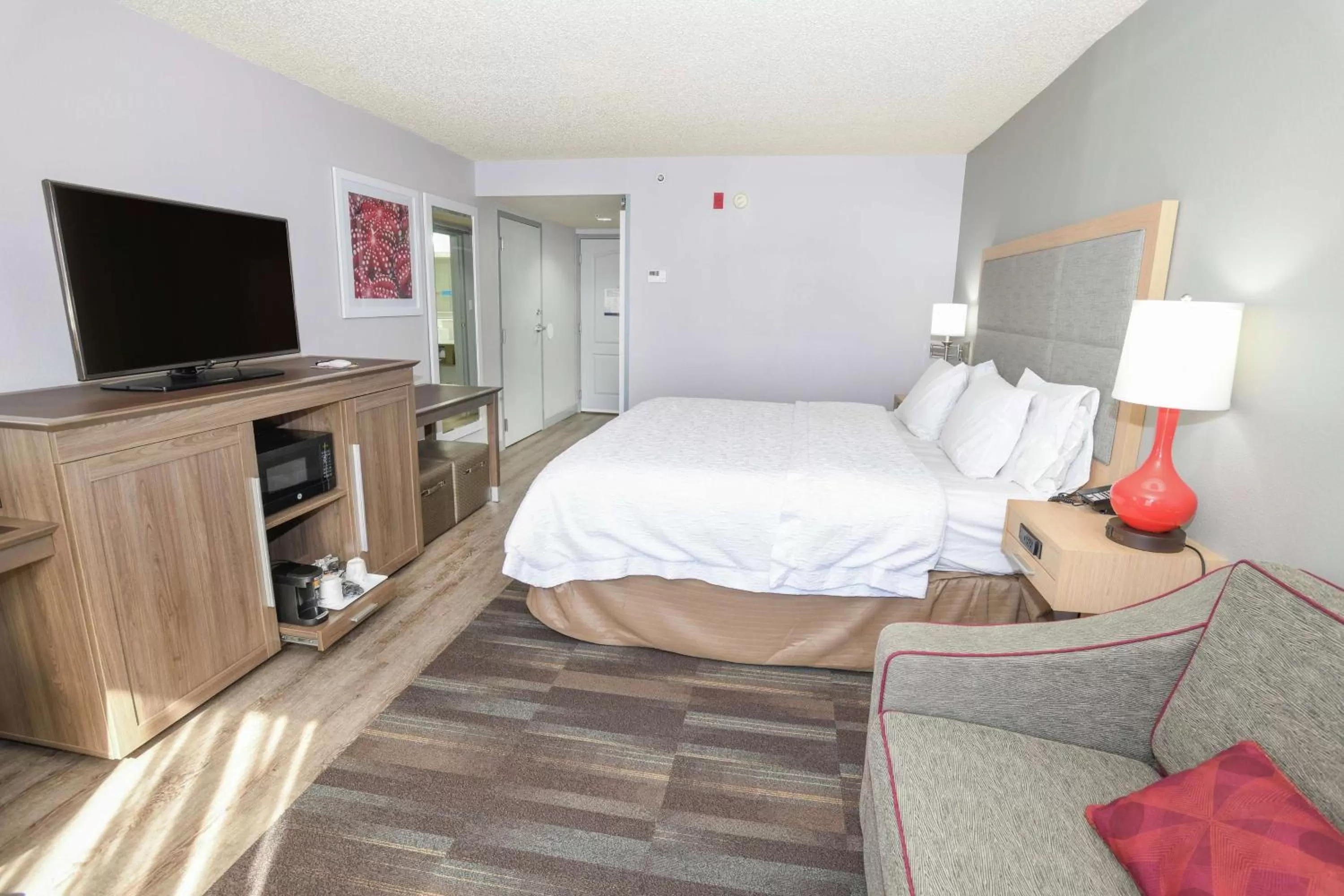 King Room with Tub - Hearing Accessible/Non-Smoking in Hampton Inn Jacksonville - East Regency Square