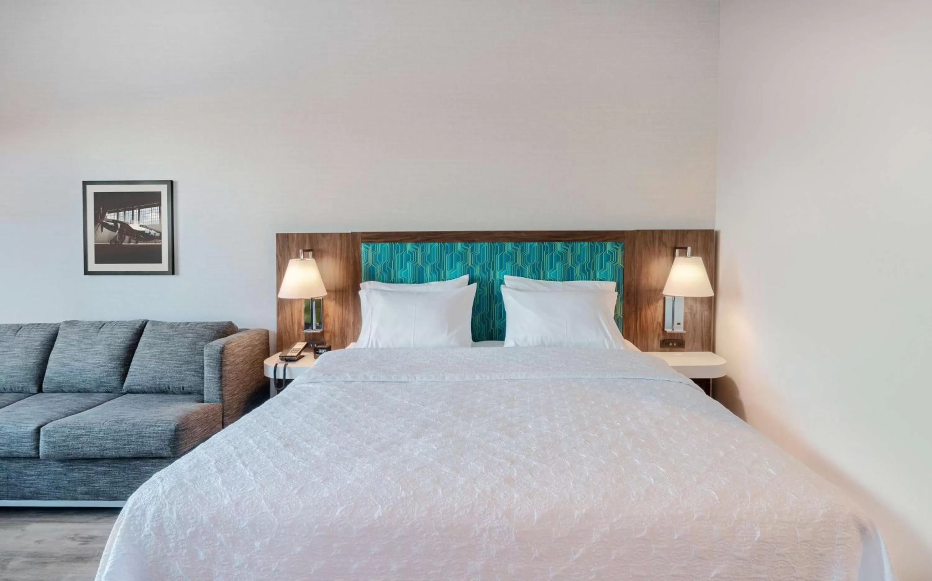 Living room, Bed in Hampton Inn Riverside March Air Force Base, Ca