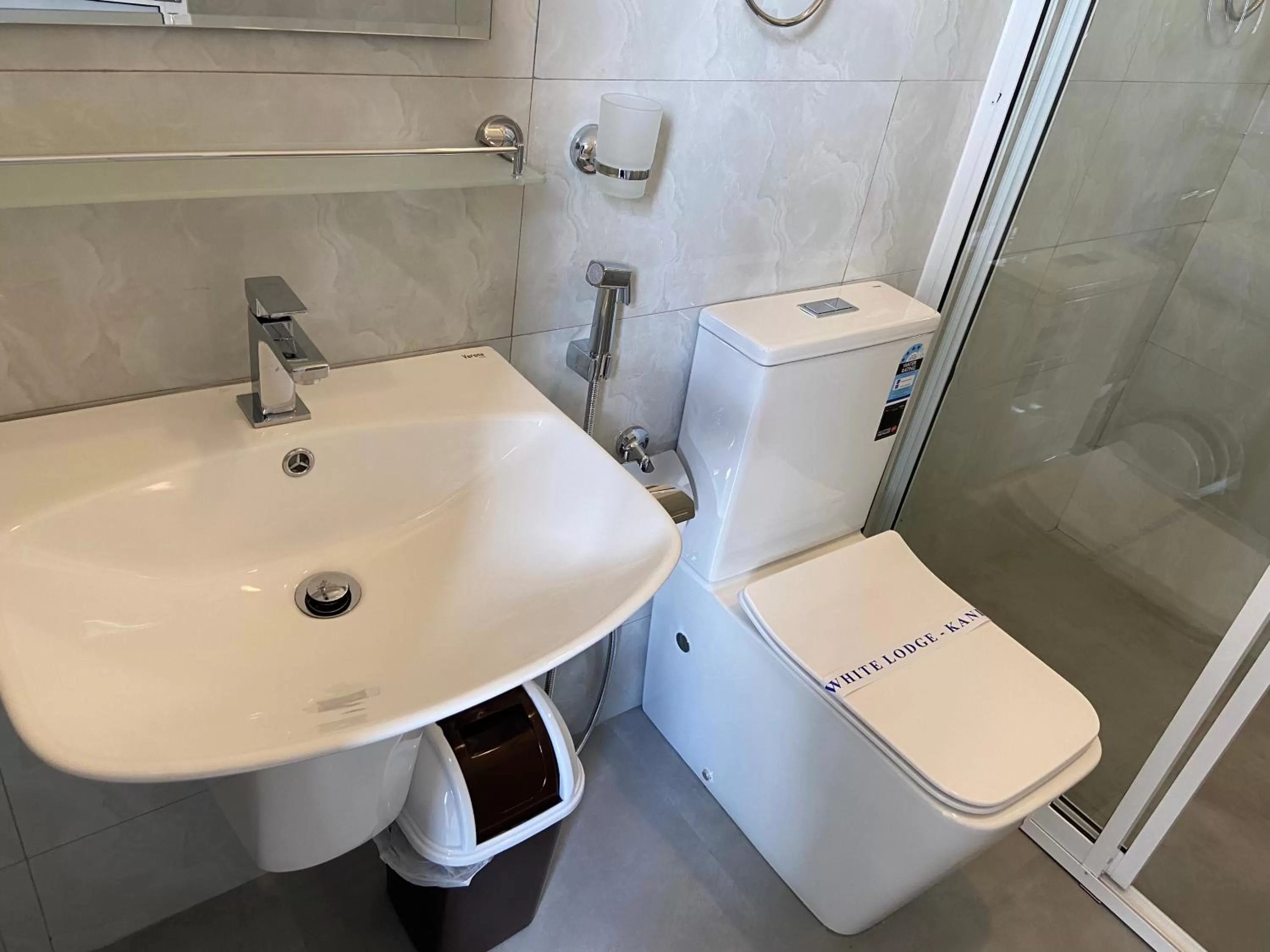 Bathroom in White Lodge