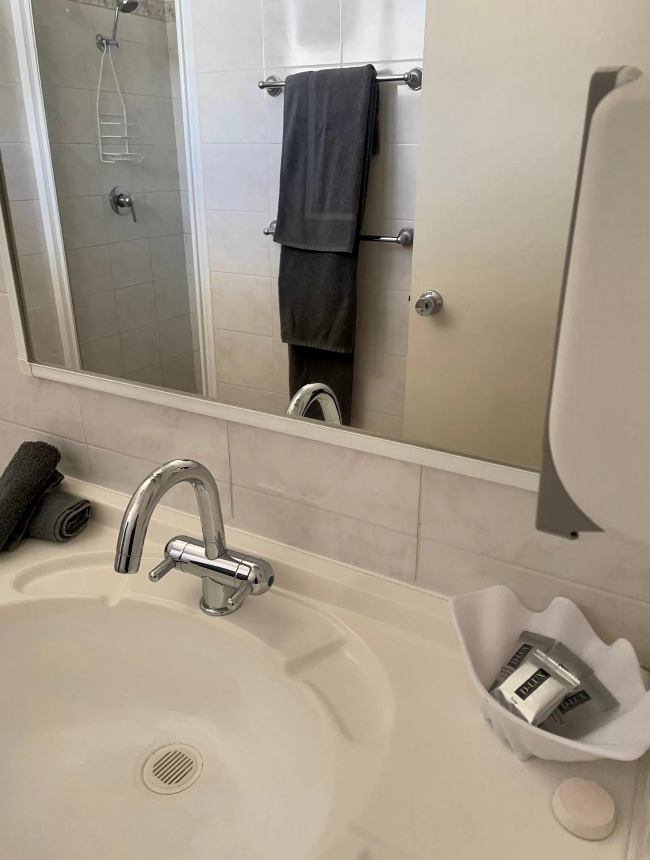 Bathroom in Goulburn Motor Inn