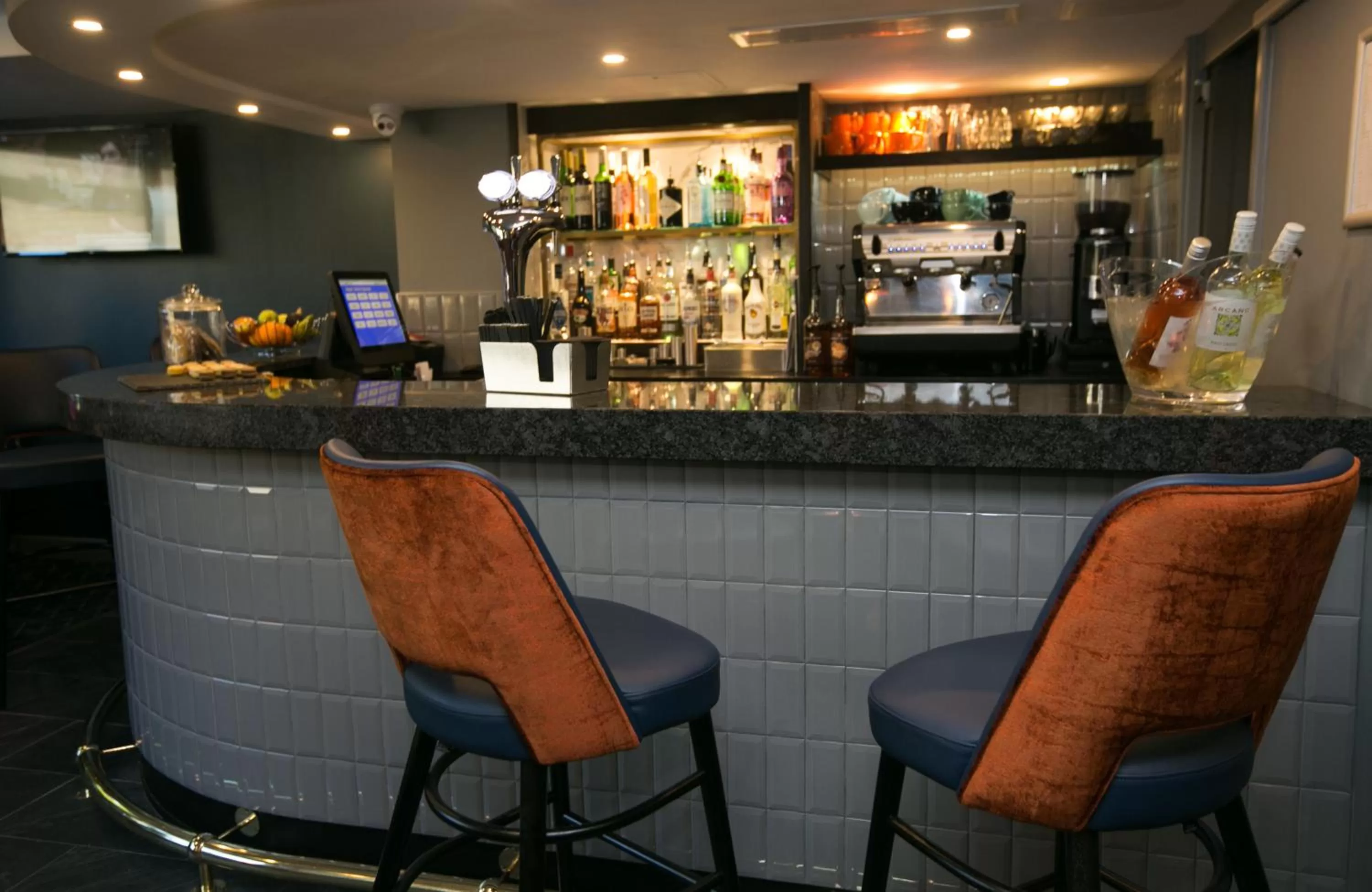 Lounge or bar in Garner Hotel Nottingham City Centre by IHG