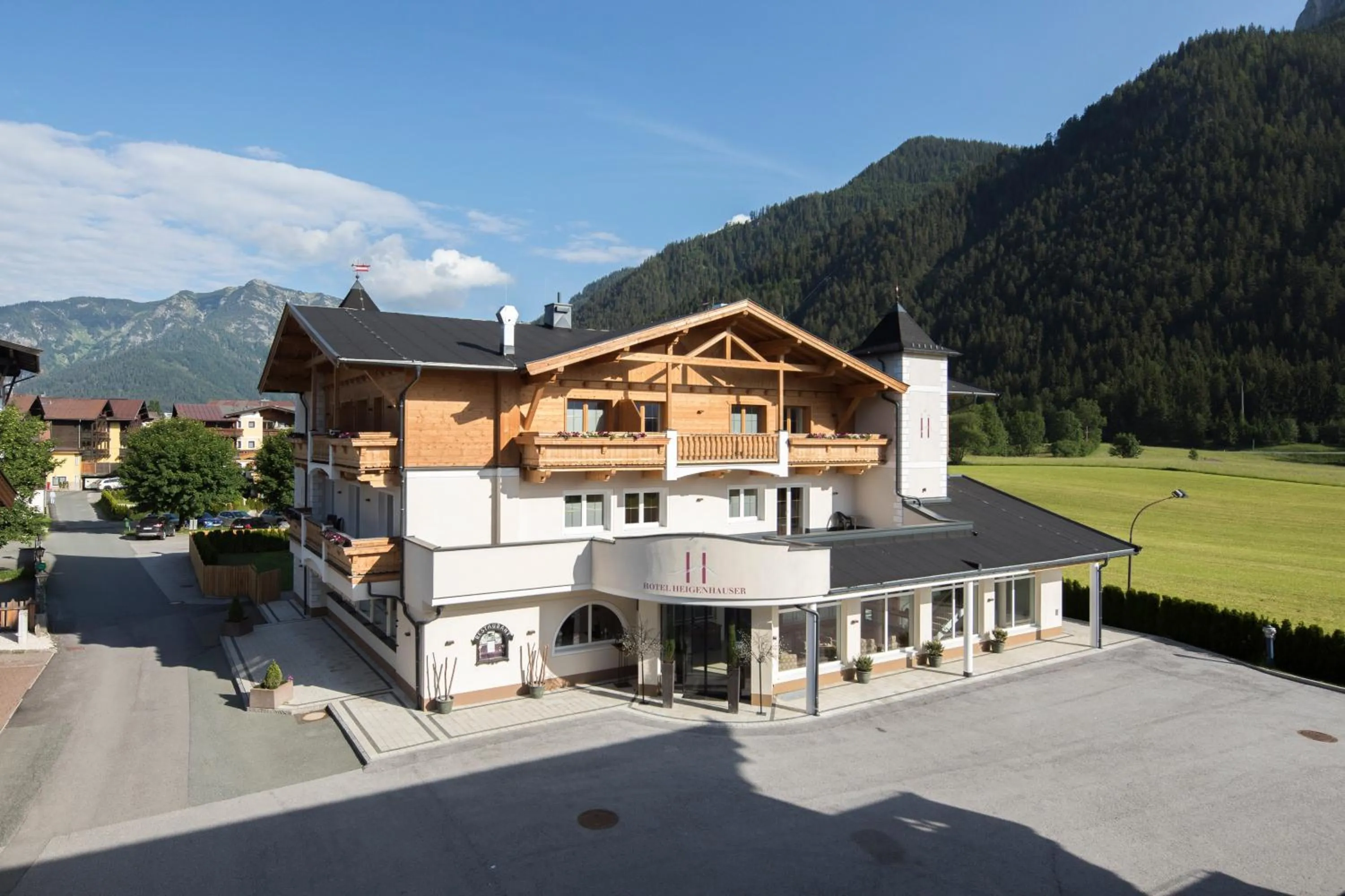 Property building in Hotel & Appartements Heigenhauser