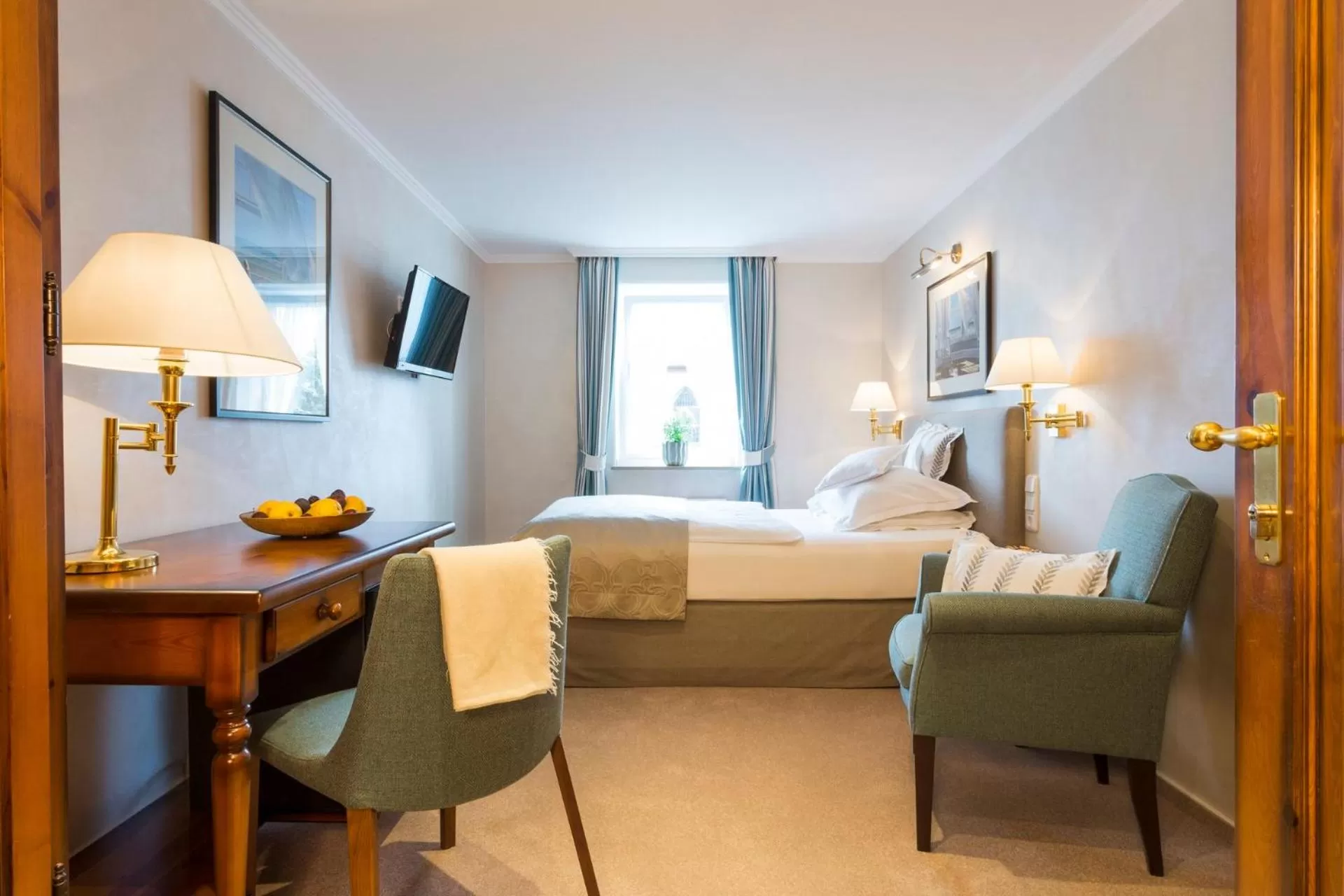 Photo of the whole room, Bed in Romantik Berghotel Astenkrone