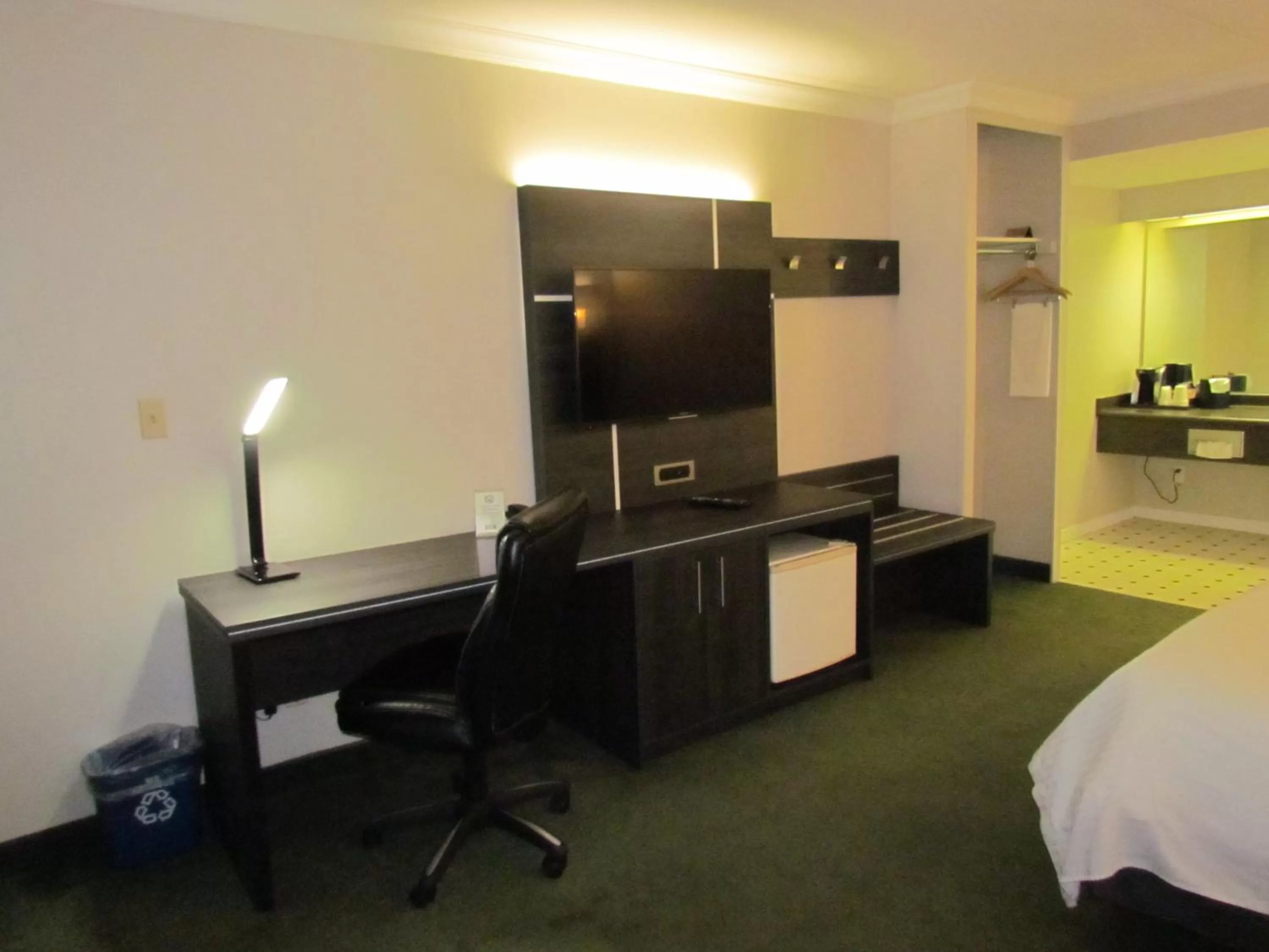 TV and multimedia, Bed in Rodeway Inn King William