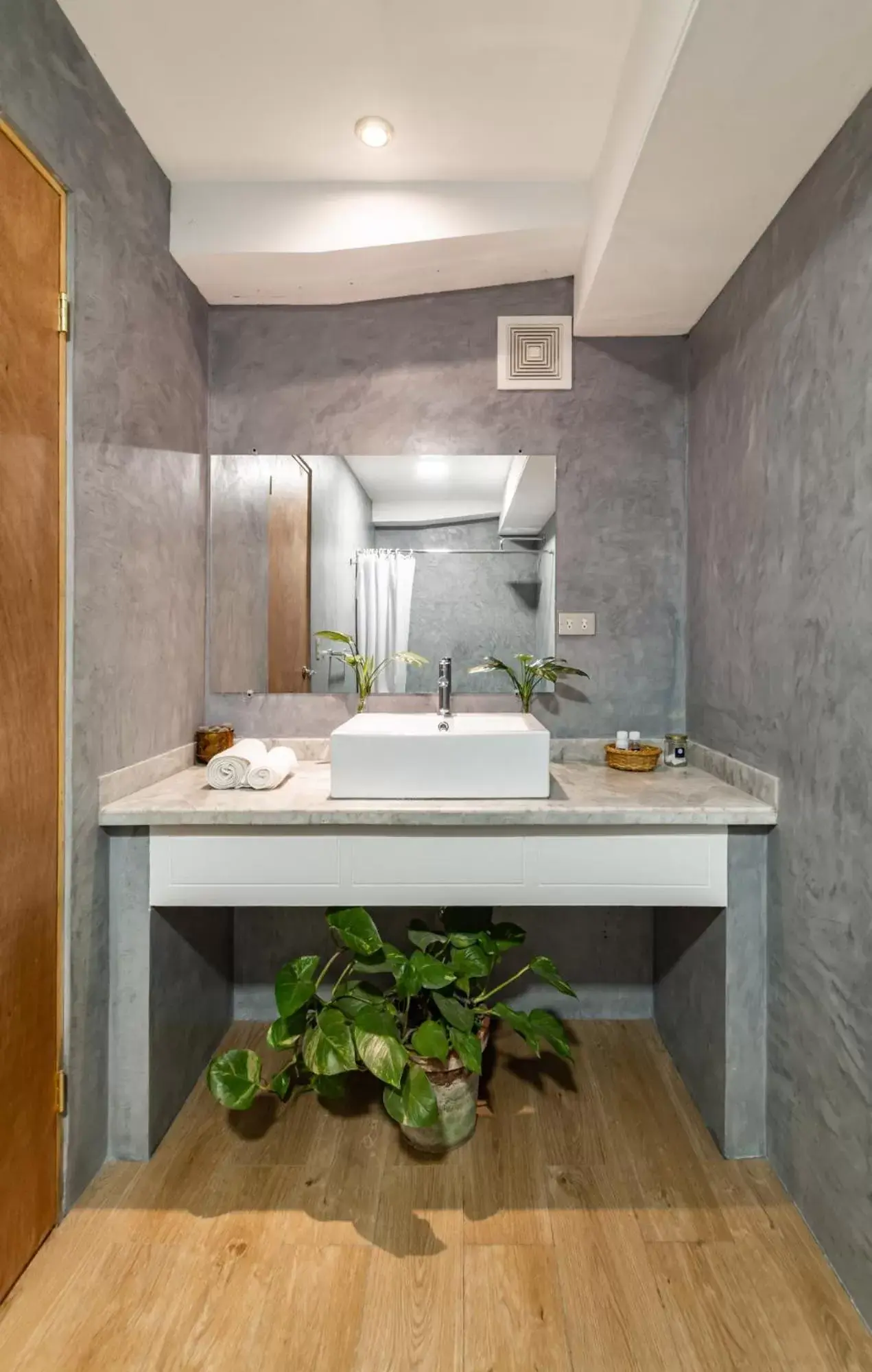 Deluxe Queen Room - single occupancy in Cinco Hotel B&B Deluxe Queen Room - single occupancy in Cinco Hotel B&B