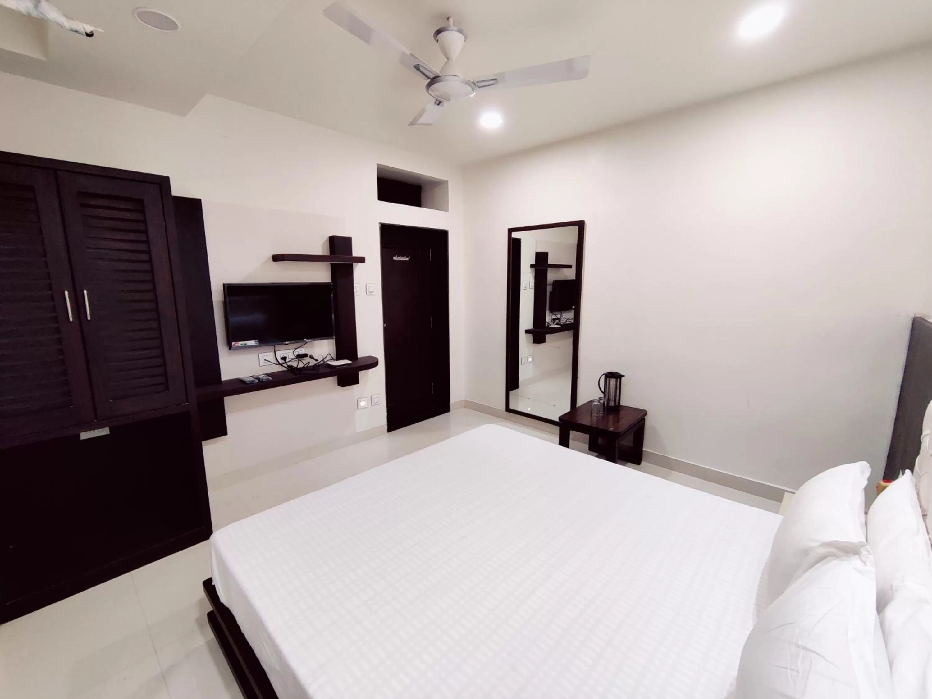 Photo of the whole room, Bed in Abu Inn, Mount Abu - The Luxury Boutique Stay