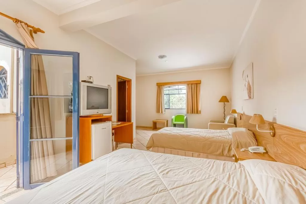 Bedroom, TV/Entertainment Center in Jardin Park Hotel